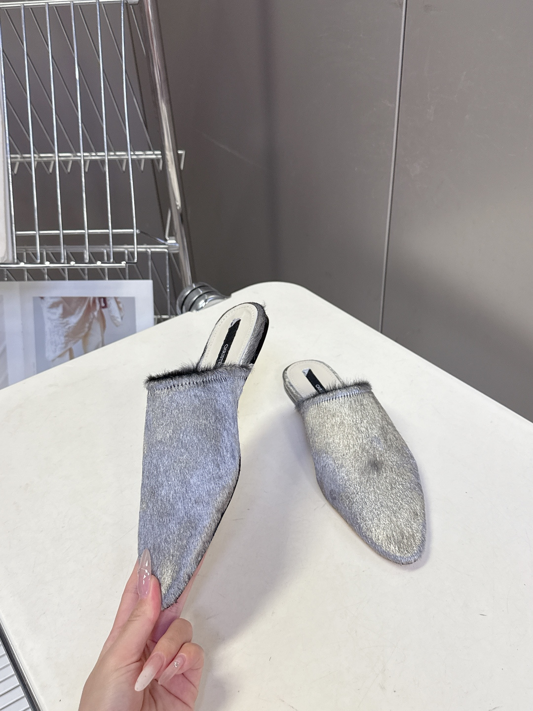 CHRISTEN春夏最新款马毛尖头穆勒鞋超多明星网红种草 将奢华马毛质感与慵懒穆勒廓形完美融合 尖头设计