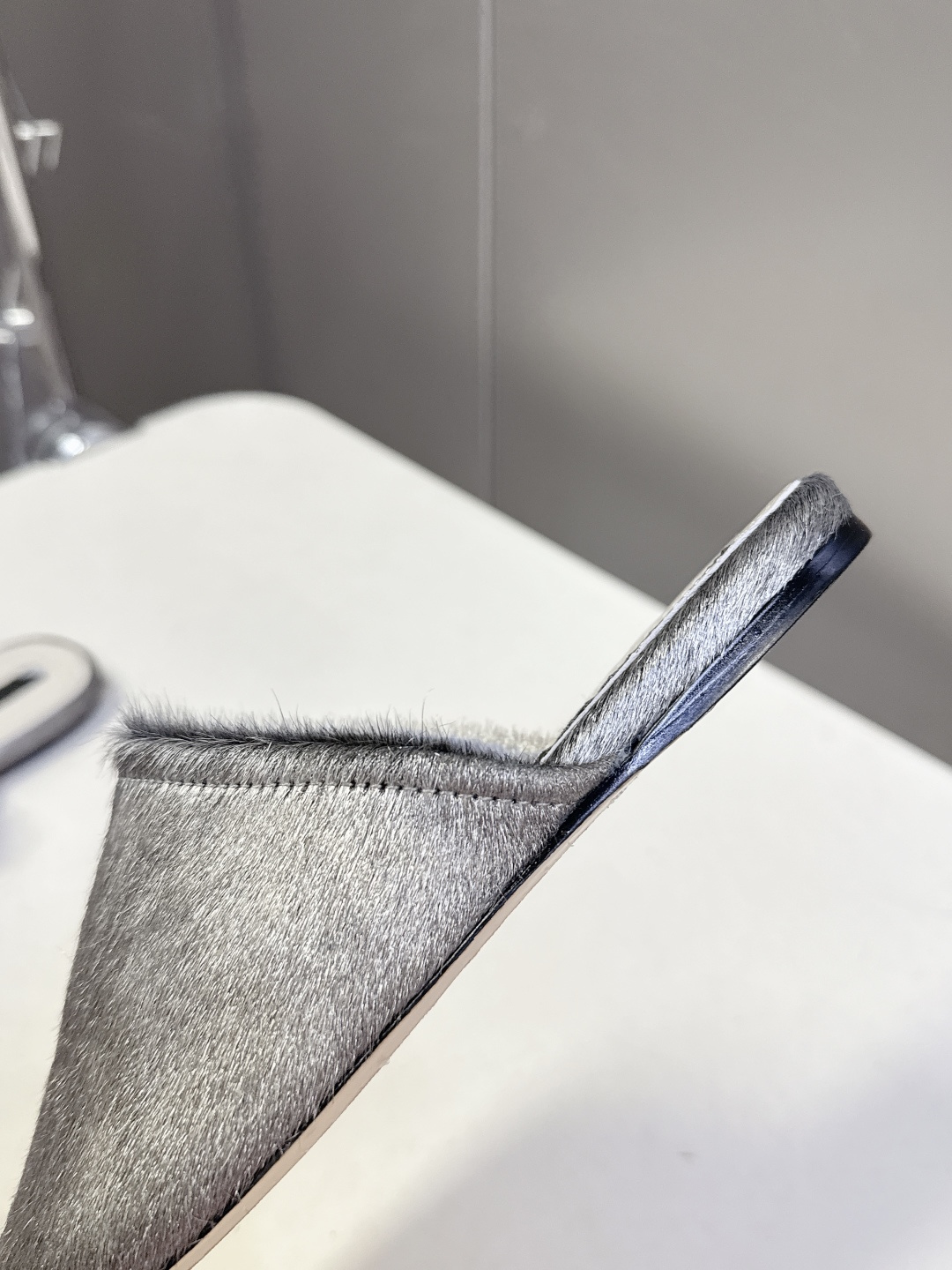 CHRISTEN春夏最新款马毛尖头穆勒鞋超多明星网红种草 将奢华马毛质感与慵懒穆勒廓形完美融合 尖头设计