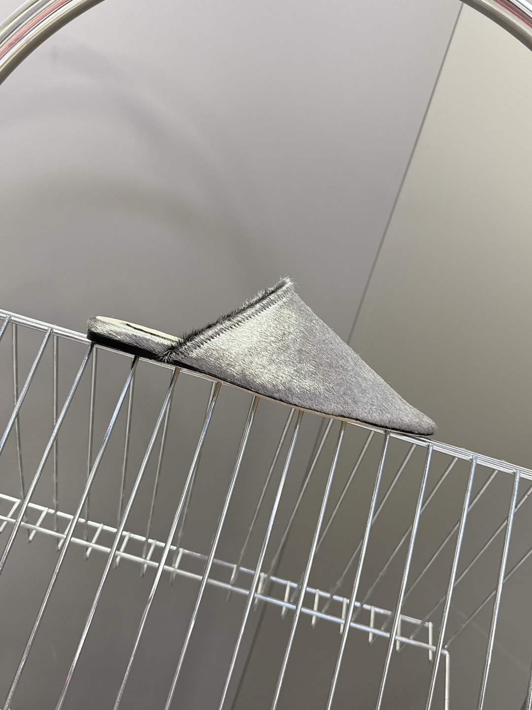 CHRISTEN春夏最新款马毛尖头穆勒鞋超多明星网红种草 将奢华马毛质感与慵懒穆勒廓形完美融合 尖头设计