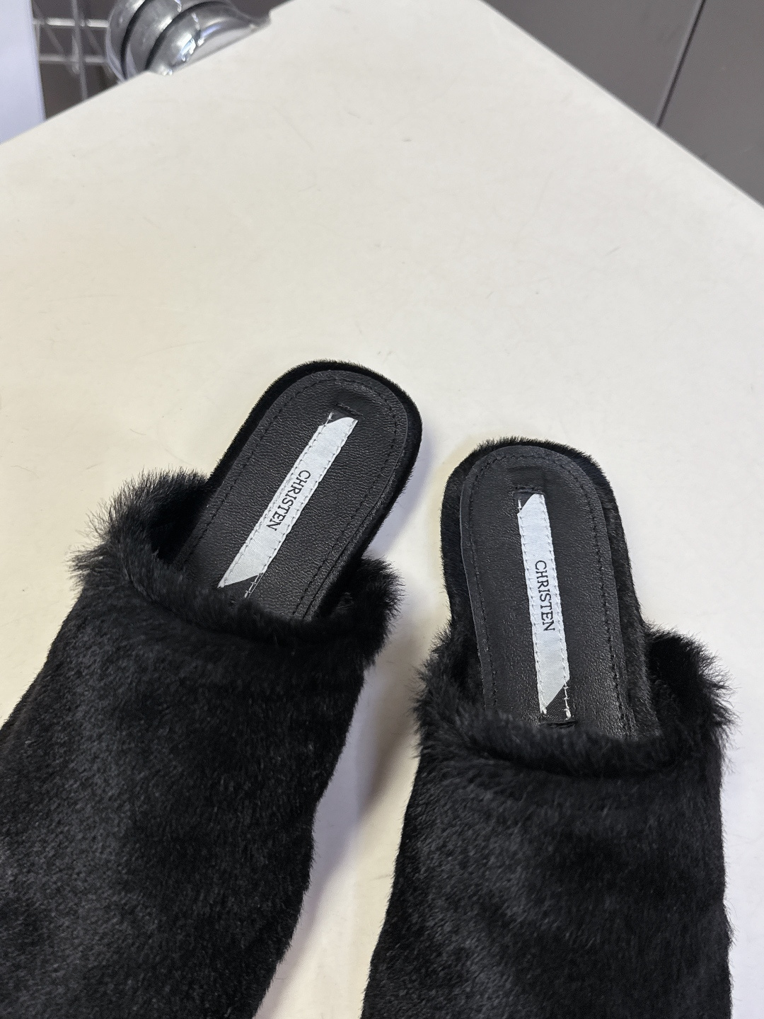 CHRISTEN春夏最新款马毛尖头穆勒鞋超多明星网红种草 将奢华马毛质感与慵懒穆勒廓形完美融合 尖头设计