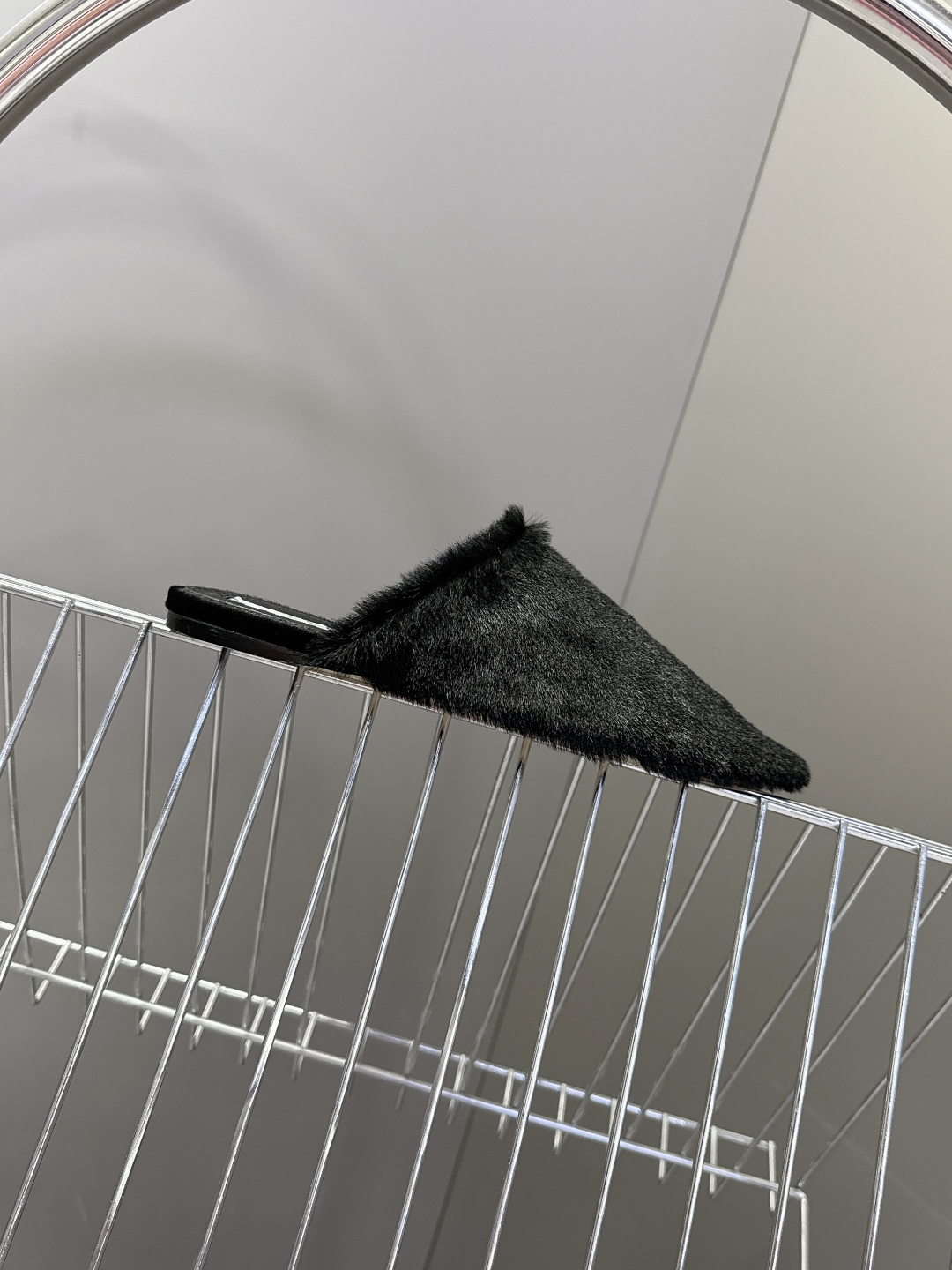 CHRISTEN春夏最新款马毛尖头穆勒鞋超多明星网红种草 将奢华马毛质感与慵懒穆勒廓形完美融合 尖头设计