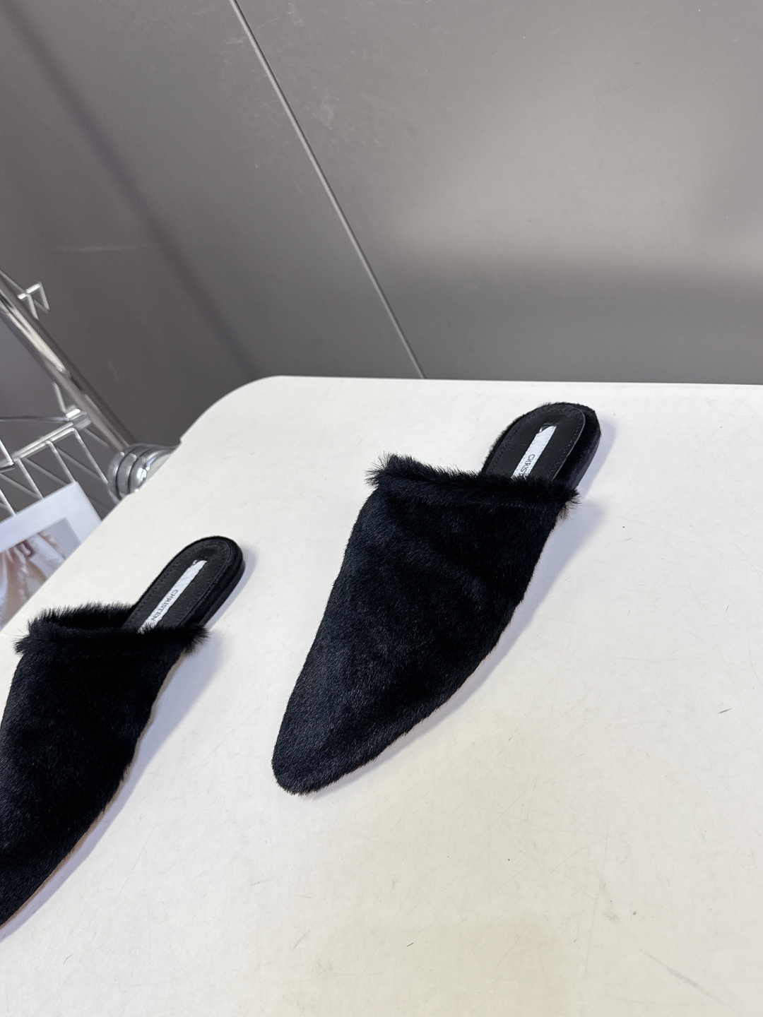 CHRISTEN春夏最新款马毛尖头穆勒鞋超多明星网红种草 将奢华马毛质感与慵懒穆勒廓形完美融合 尖头设计