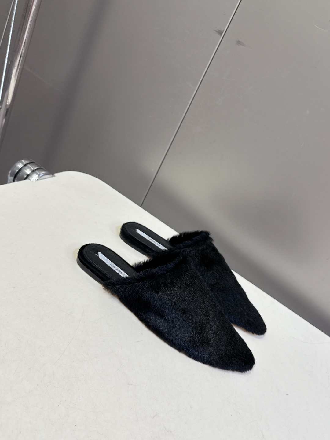 CHRISTEN春夏最新款马毛尖头穆勒鞋超多明星网红种草 将奢华马毛质感与慵懒穆勒廓形完美融合 尖头设计