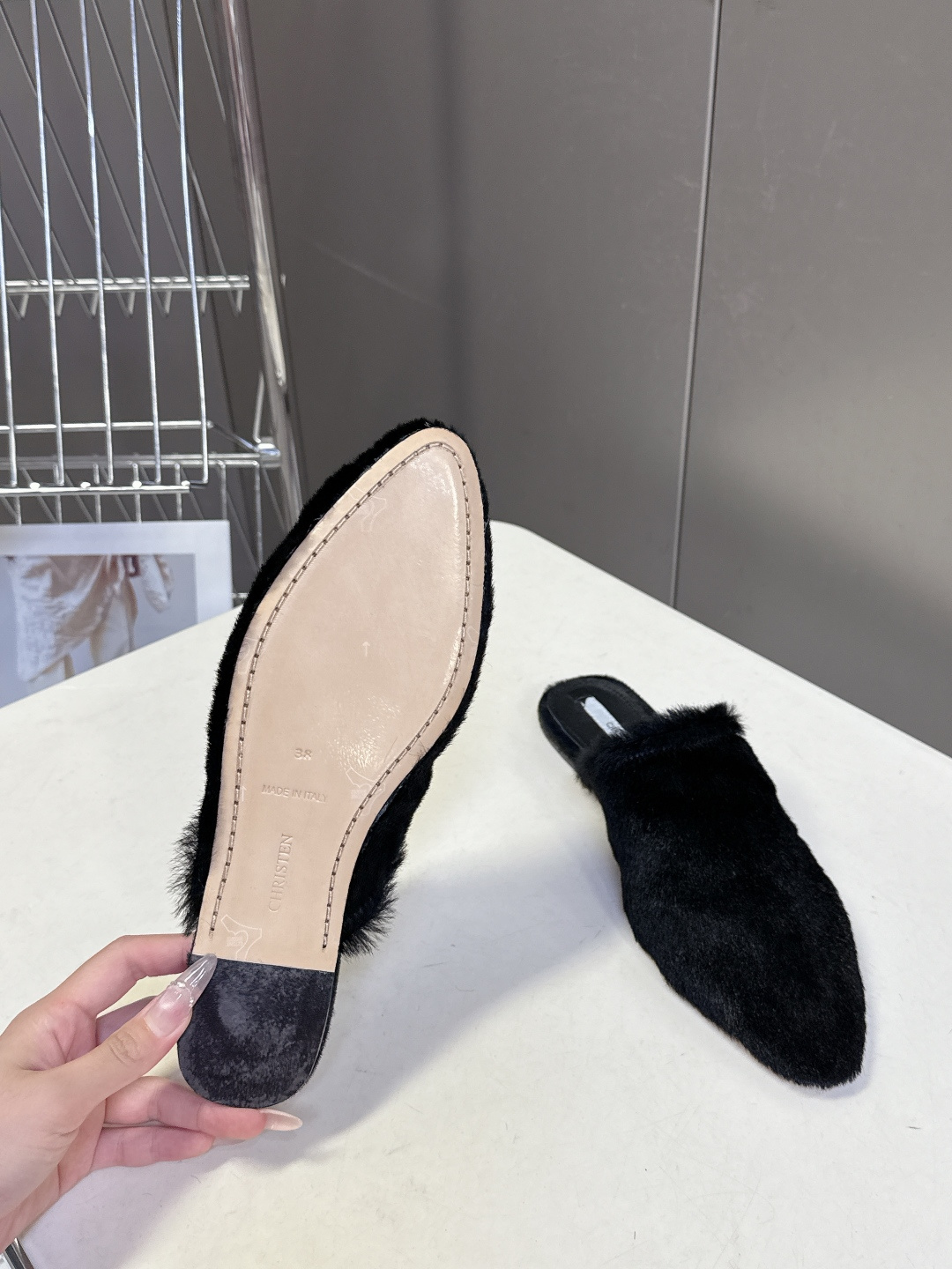 CHRISTEN春夏最新款马毛尖头穆勒鞋超多明星网红种草 将奢华马毛质感与慵懒穆勒廓形完美融合 尖头设计