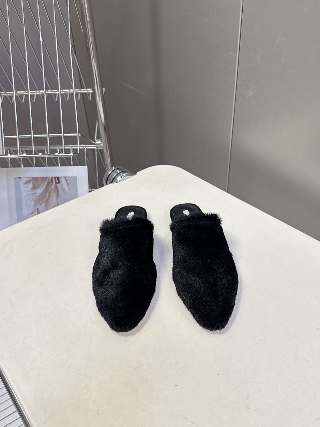 CHRISTEN春夏最新款马毛尖头穆勒鞋超多明星网红种草 将奢华马毛质感与慵懒穆勒廓形完美融合 尖头设计