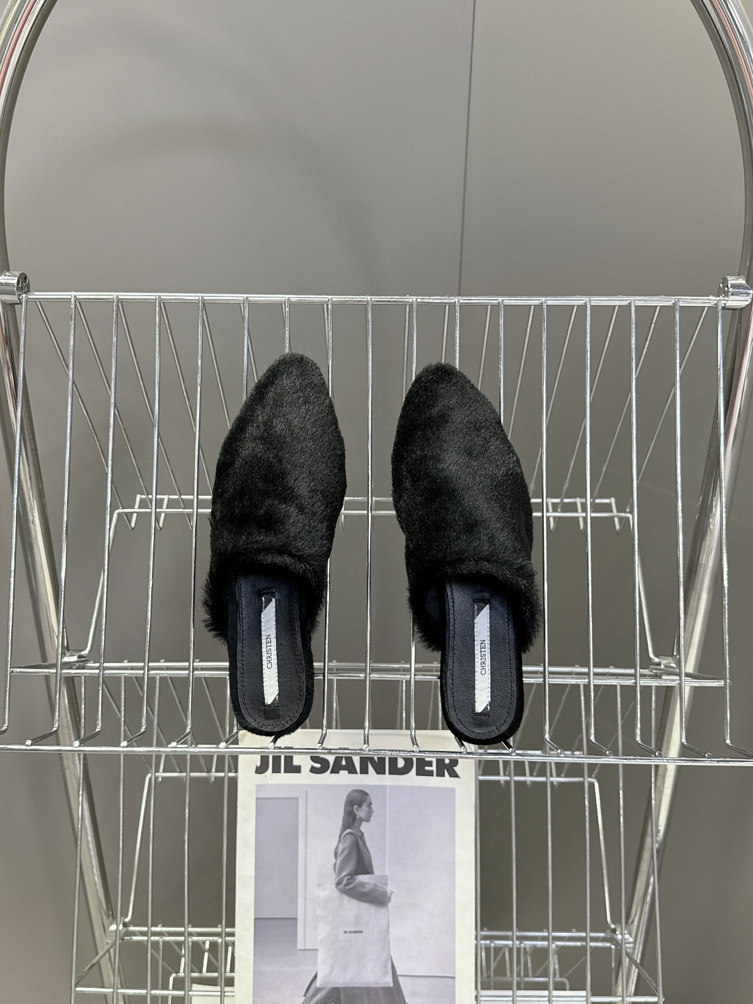 CHRISTEN春夏最新款马毛尖头穆勒鞋超多明星网红种草 将奢华马毛质感与慵懒穆勒廓形完美融合 尖头设计