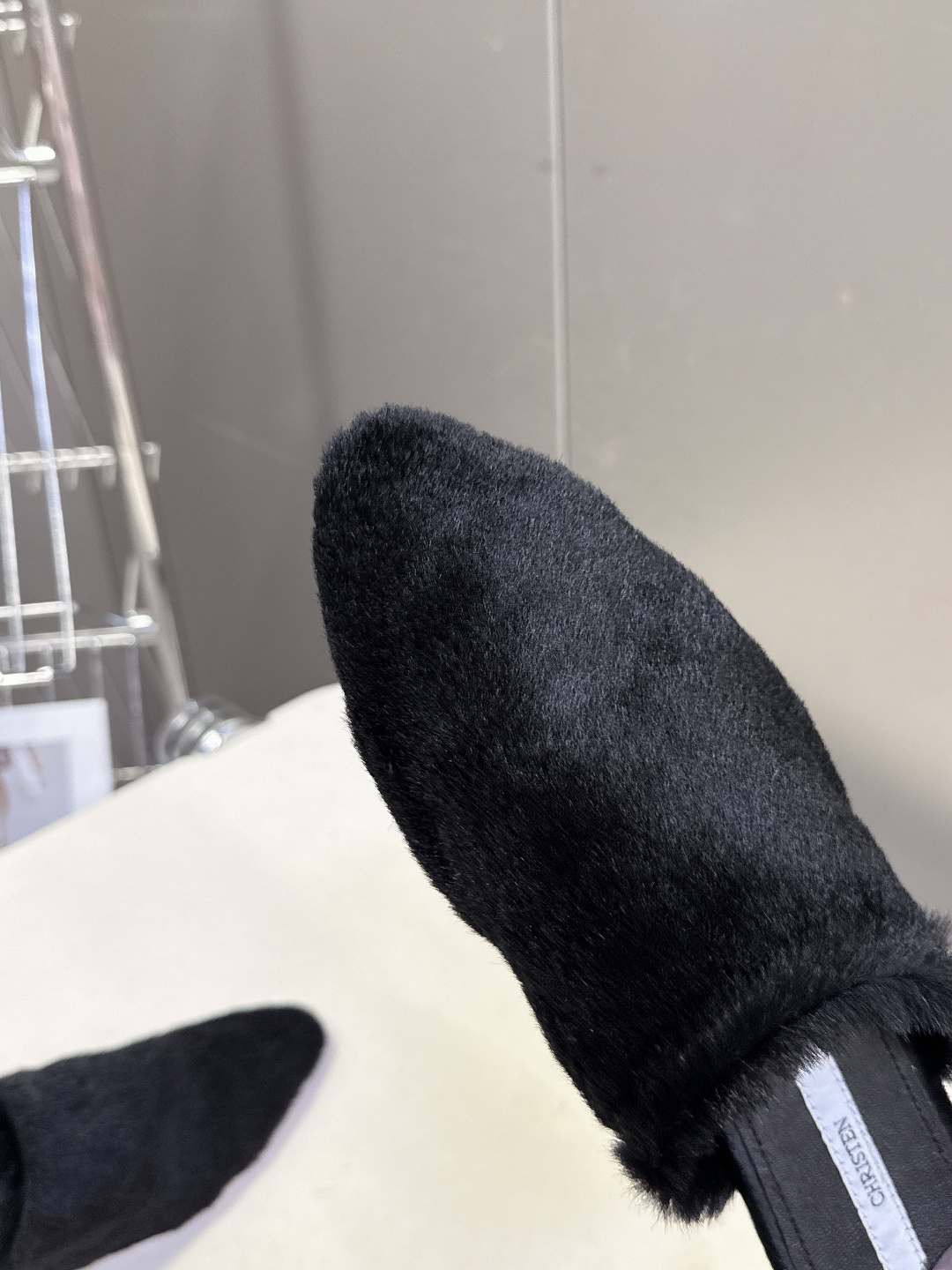 CHRISTEN春夏最新款马毛尖头穆勒鞋超多明星网红种草 将奢华马毛质感与慵懒穆勒廓形完美融合 尖头设计