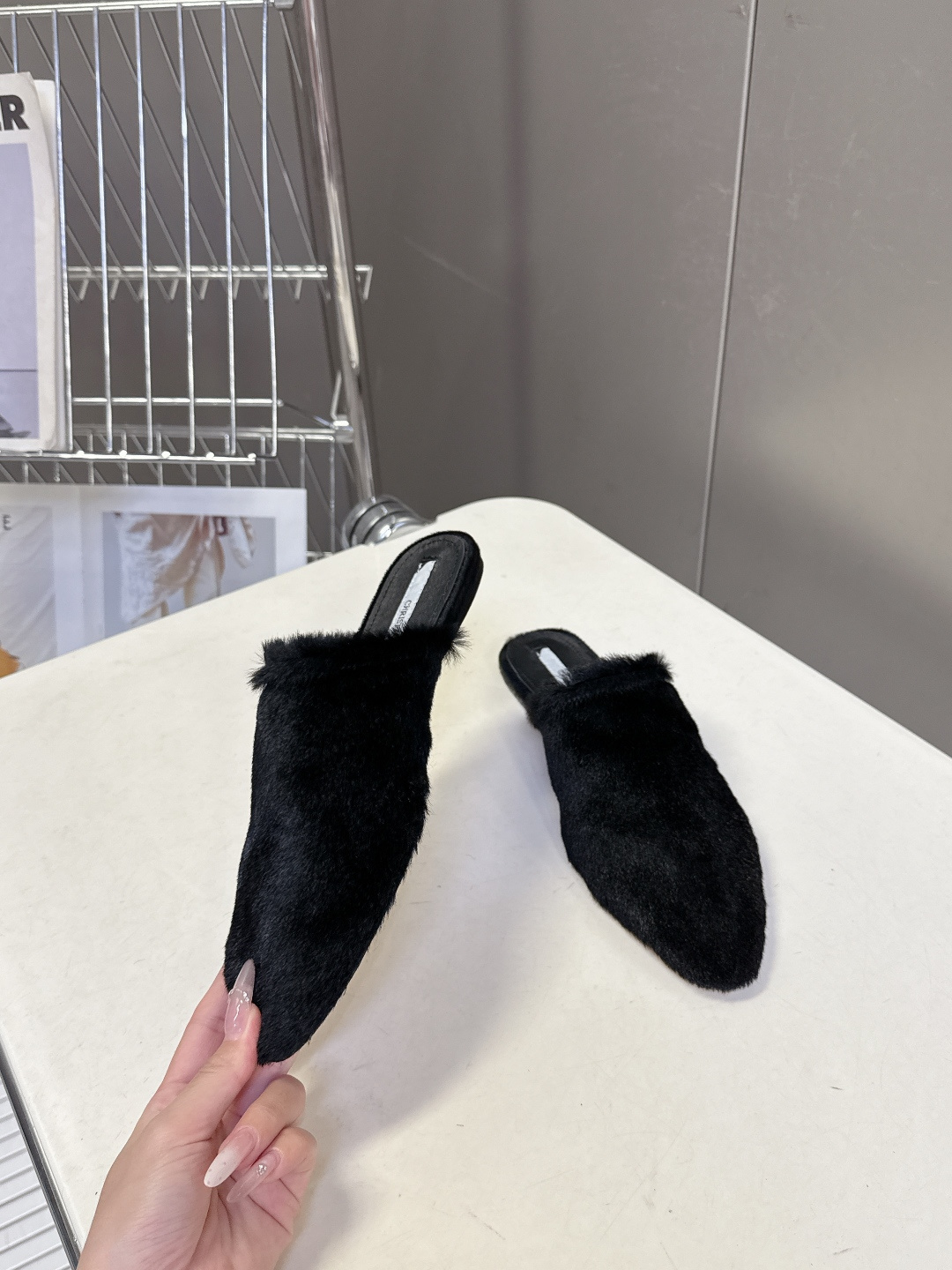 CHRISTEN春夏最新款马毛尖头穆勒鞋超多明星网红种草 将奢华马毛质感与慵懒穆勒廓形完美融合 尖头设计