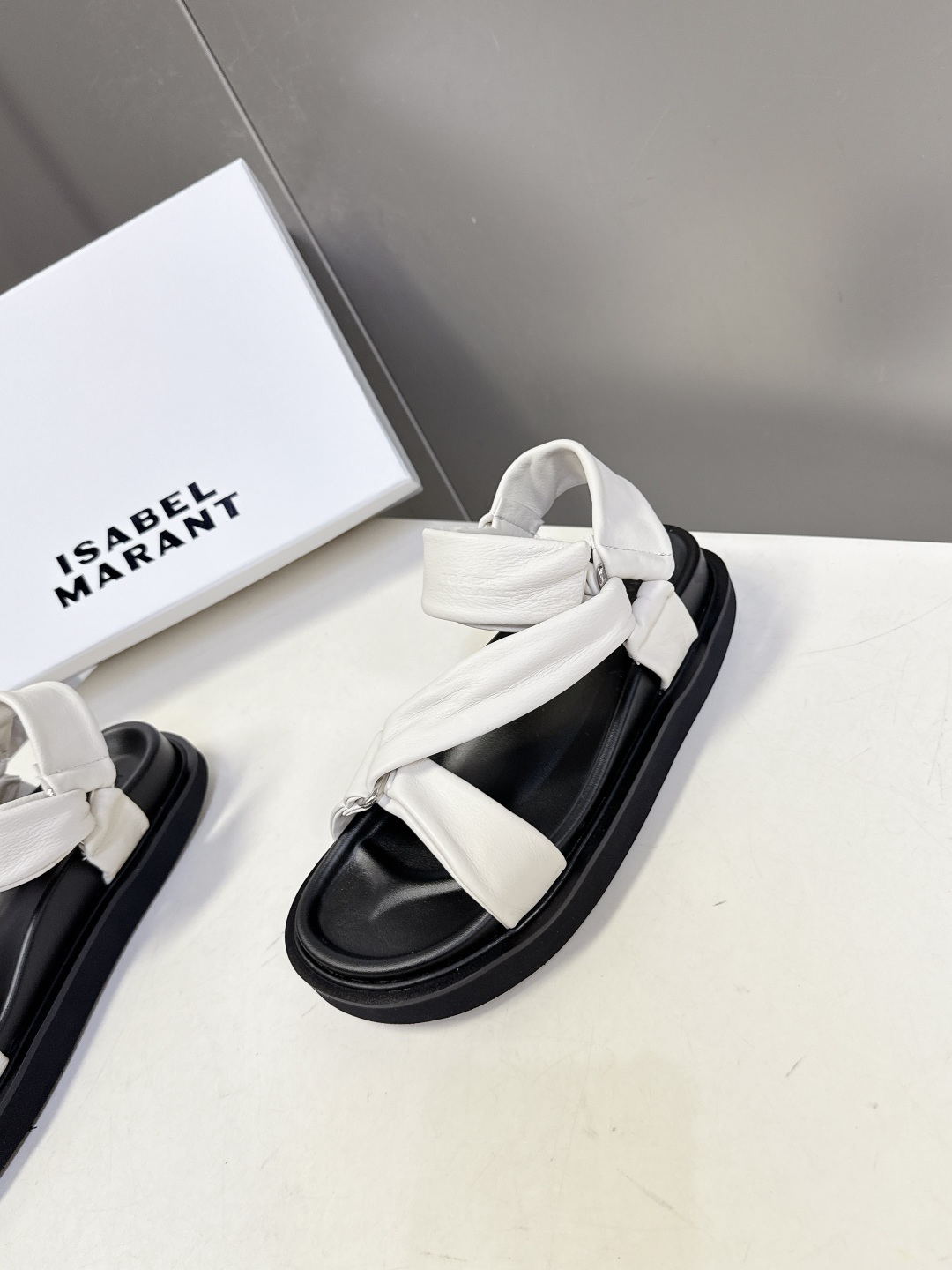 Isabel Marant（伊莎贝尔·玛兰）春夏最新款交叉带厚底凉鞋 超多明星网红种草 软质填充交叉绑带