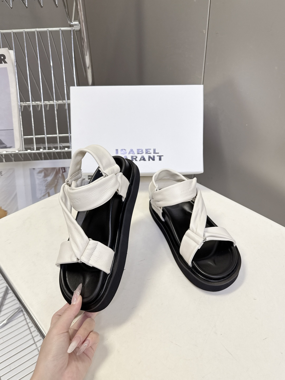 Isabel Marant（伊莎贝尔·玛兰）春夏最新款交叉带厚底凉鞋 超多明星网红种草 软质填充交叉绑带