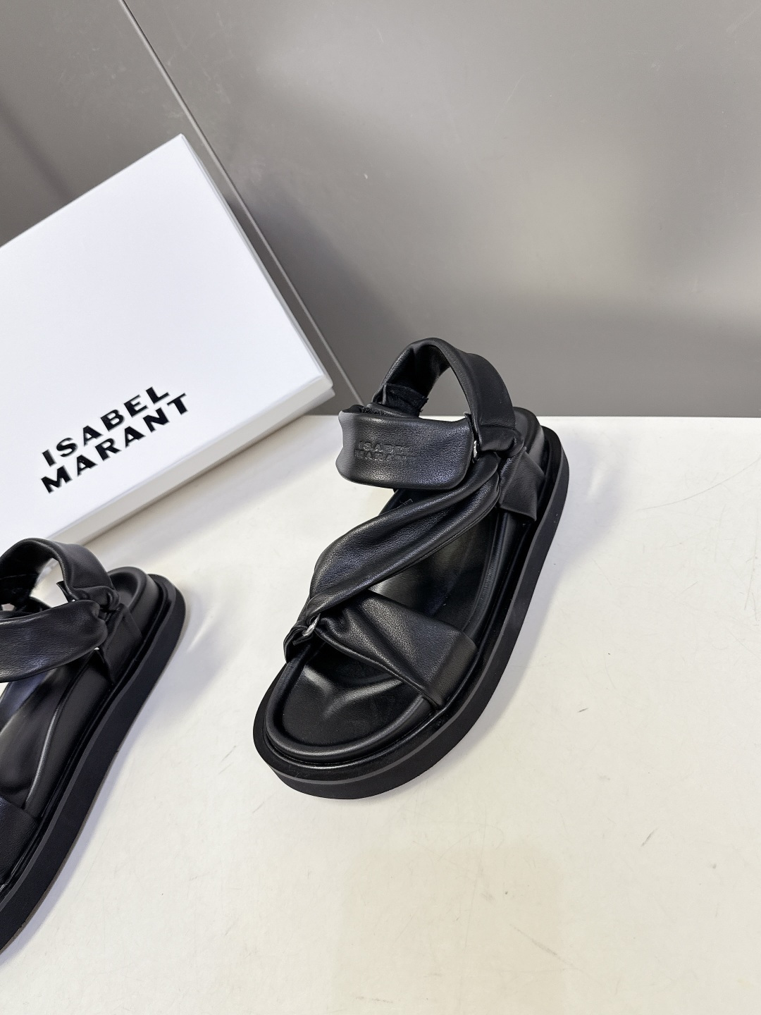 Isabel Marant（伊莎贝尔·玛兰）春夏最新款交叉带厚底凉鞋 超多明星网红种草 软质填充交叉绑带