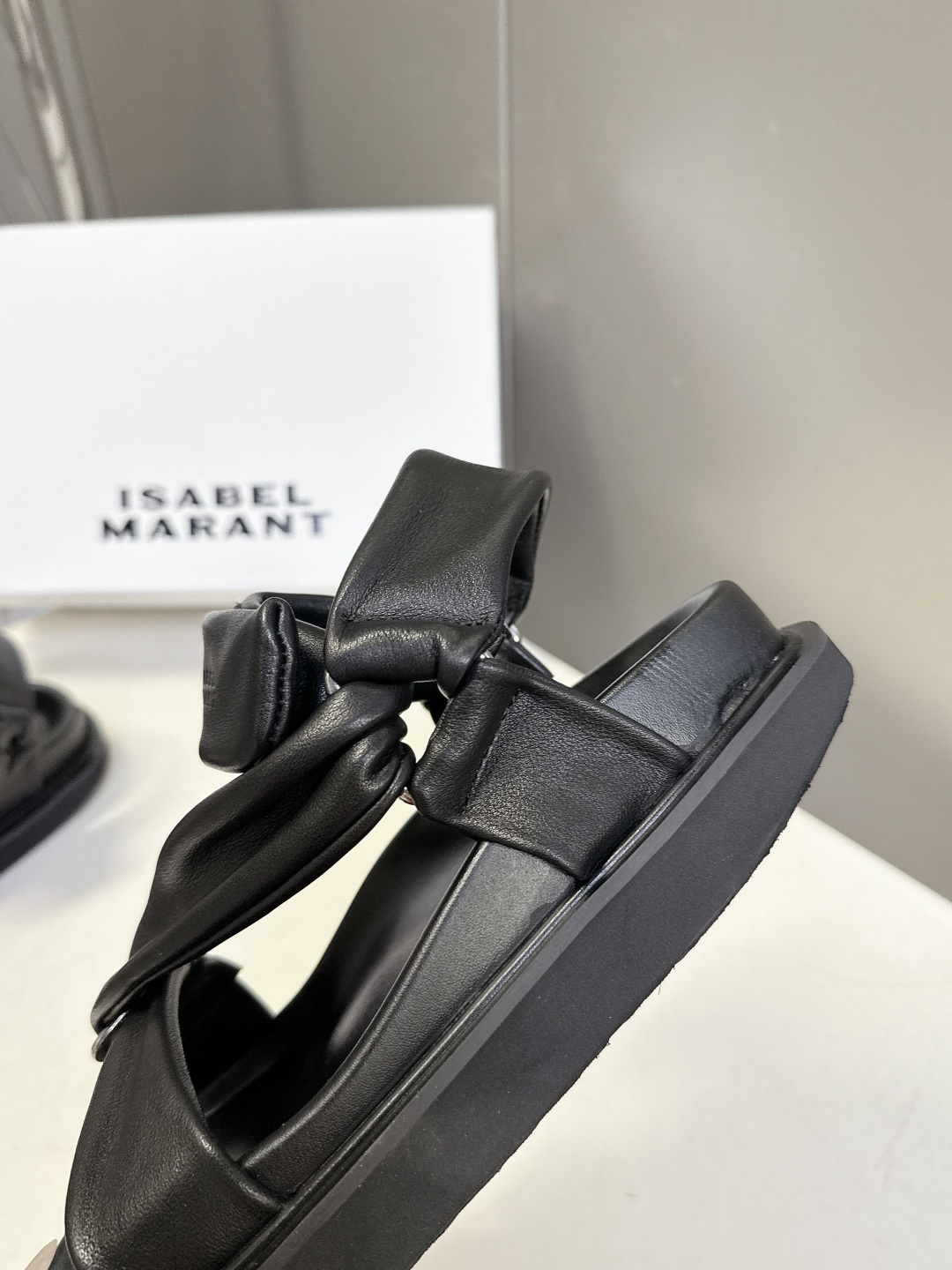 Isabel Marant（伊莎贝尔·玛兰）春夏最新款交叉带厚底凉鞋 超多明星网红种草 软质填充交叉绑带