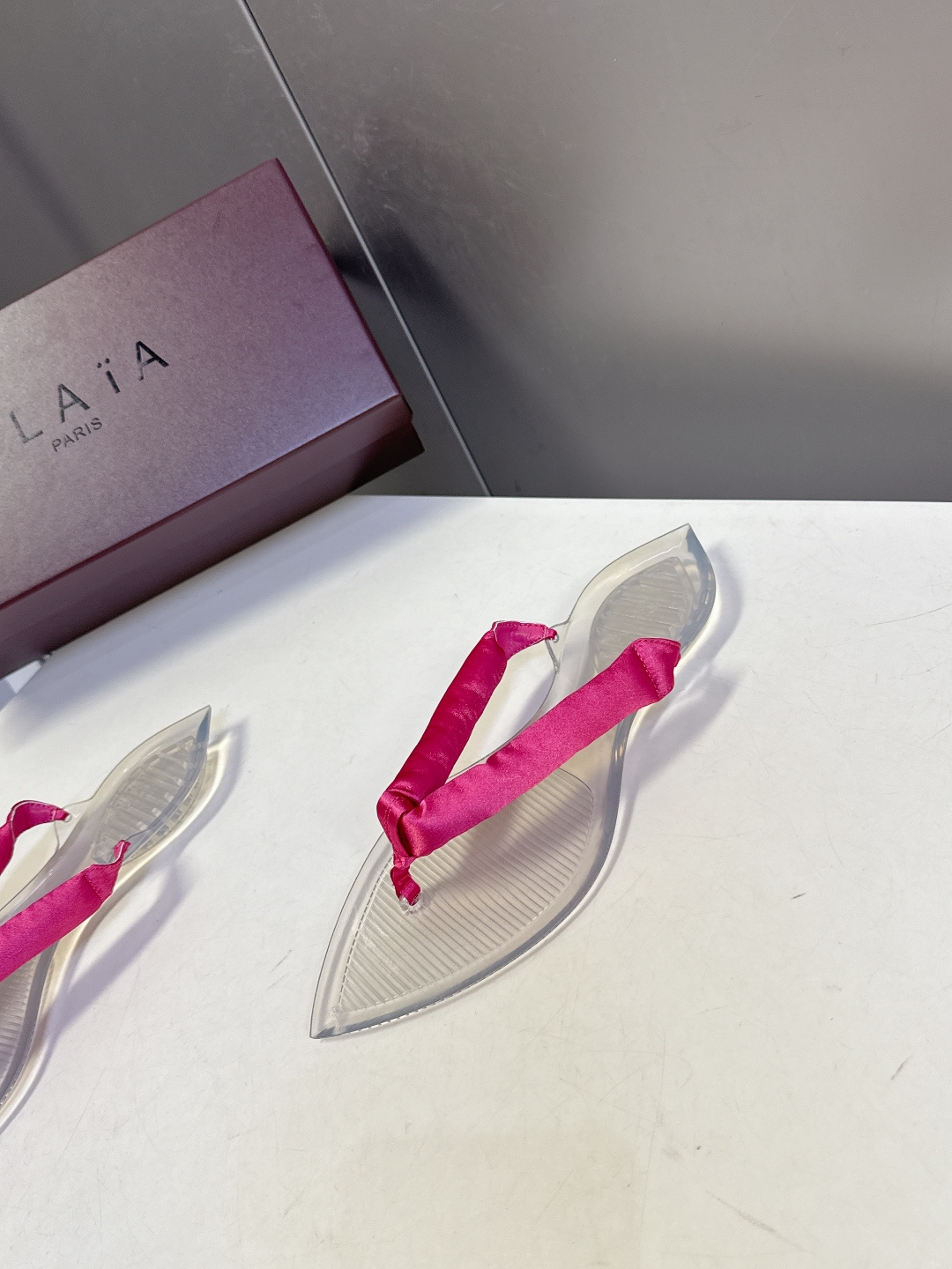 Alaïa阿莱亚春夏最新款夹趾人字拖超多明星网红种草 夹脚处采用了充棉/泡泡纱设计 透明底具有高透的水晶