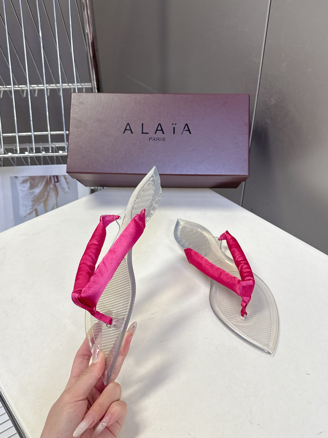 Alaïa阿莱亚春夏最新款夹趾人字拖超多明星网红种草 夹脚处采用了充棉/泡泡纱设计 透明底具有高透的水晶