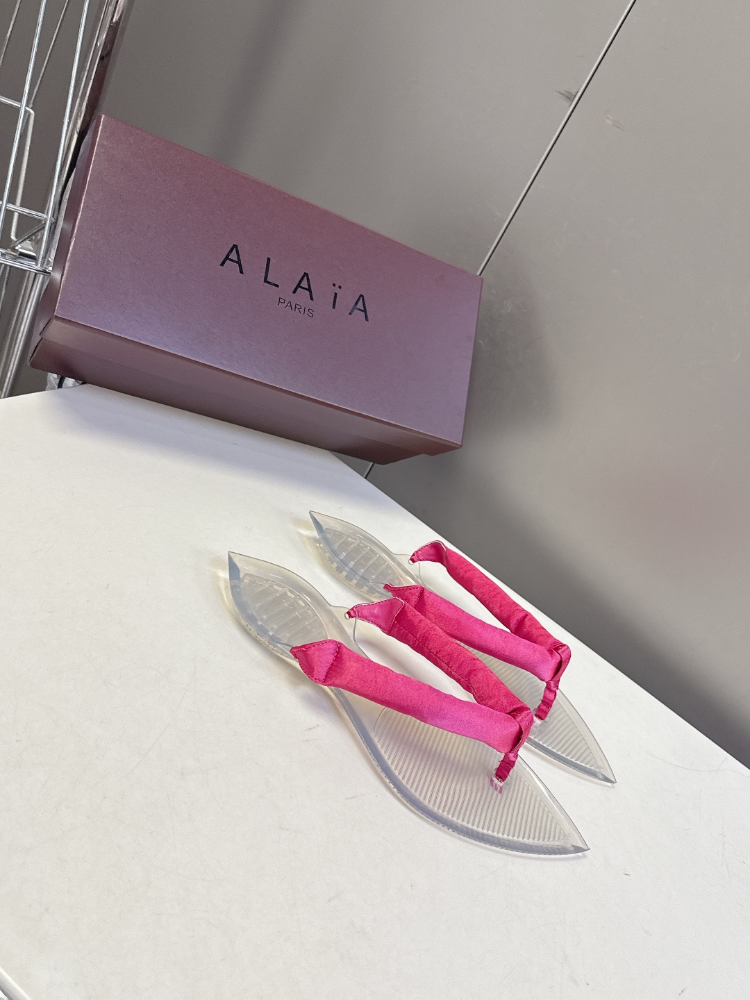 Alaïa阿莱亚春夏最新款夹趾人字拖超多明星网红种草 夹脚处采用了充棉/泡泡纱设计 透明底具有高透的水晶