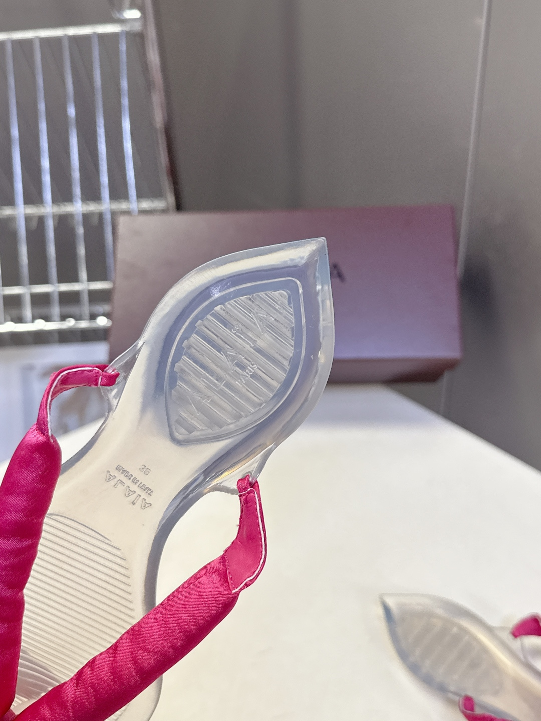 Alaïa阿莱亚春夏最新款夹趾人字拖超多明星网红种草 夹脚处采用了充棉/泡泡纱设计 透明底具有高透的水晶