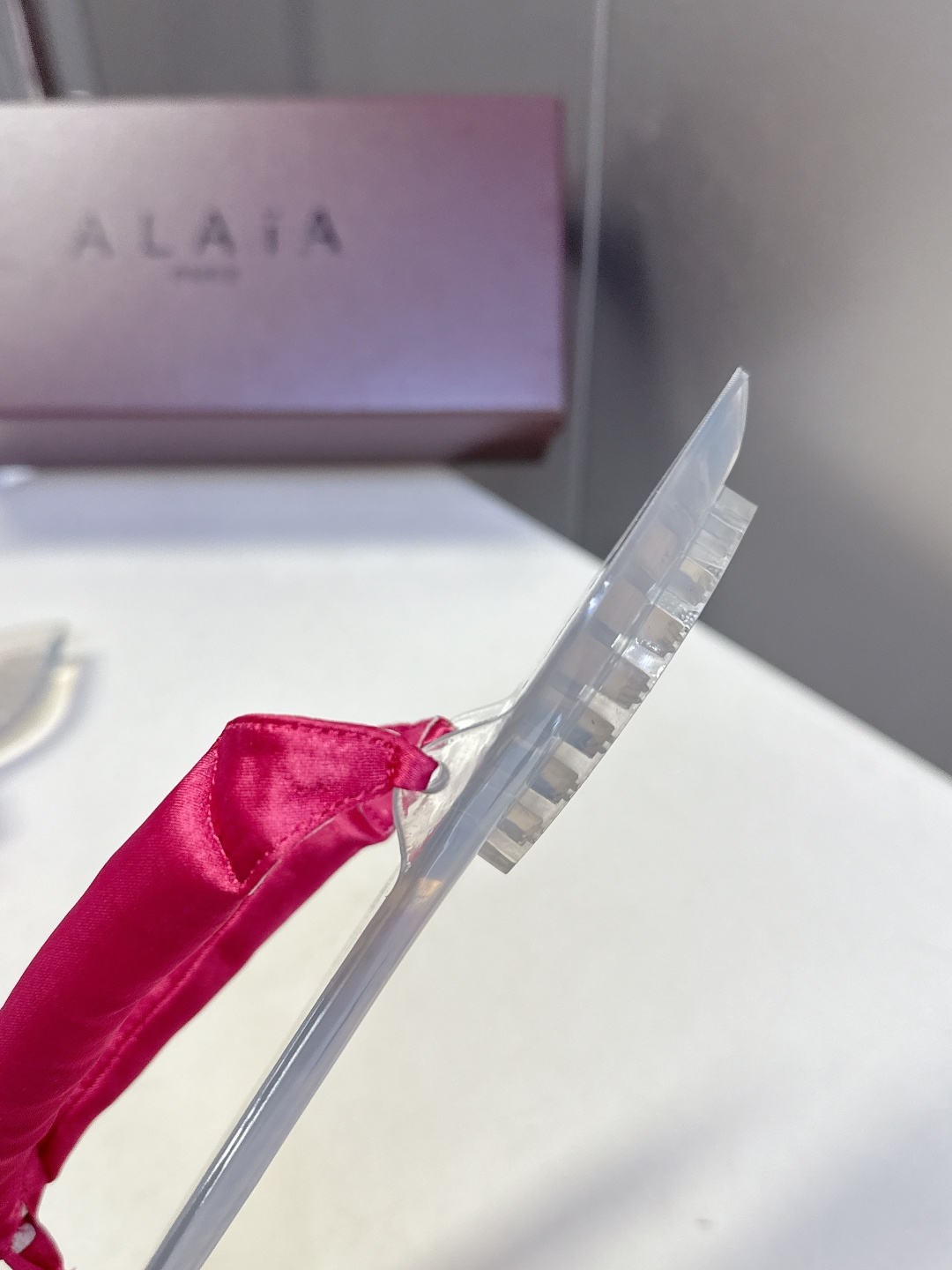 Alaïa阿莱亚春夏最新款夹趾人字拖超多明星网红种草 夹脚处采用了充棉/泡泡纱设计 透明底具有高透的水晶