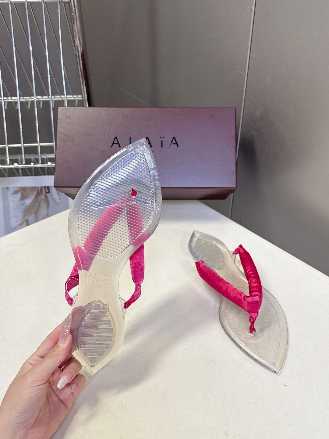 Alaïa阿莱亚春夏最新款夹趾人字拖超多明星网红种草 夹脚处采用了充棉/泡泡纱设计 透明底具有高透的水晶