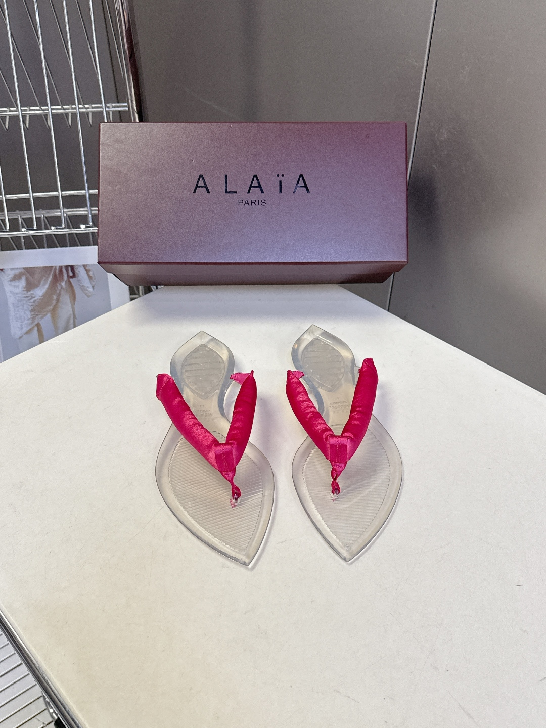 Alaïa阿莱亚春夏最新款夹趾人字拖超多明星网红种草 夹脚处采用了充棉/泡泡纱设计 透明底具有高透的水晶