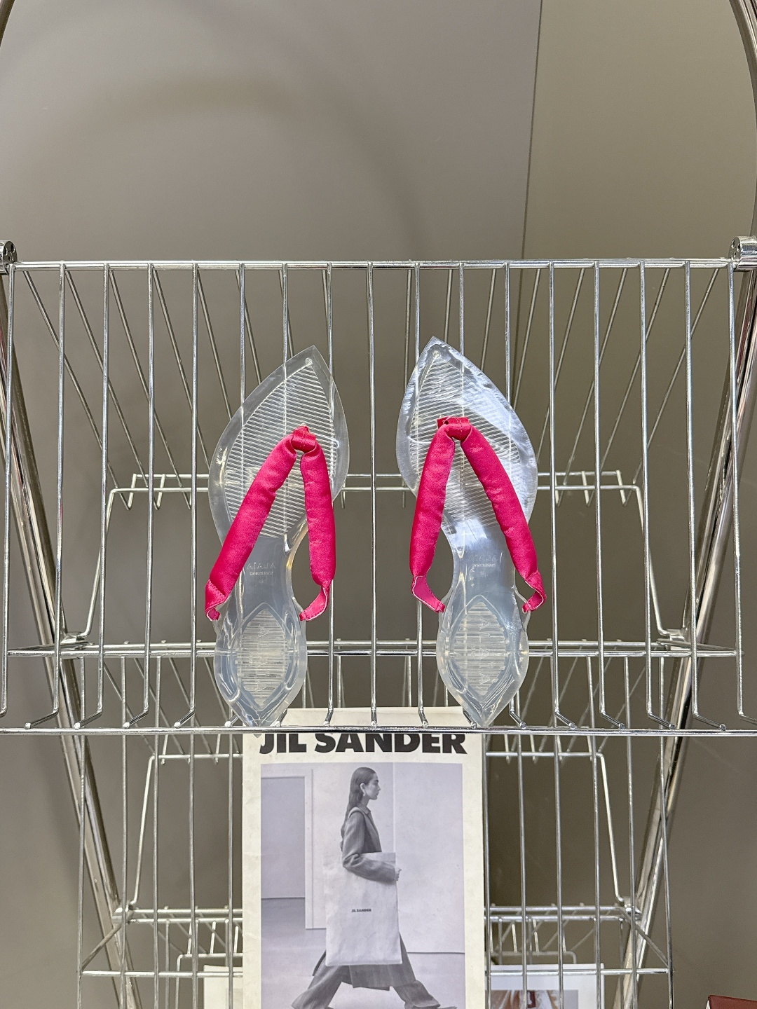 Alaïa阿莱亚春夏最新款夹趾人字拖超多明星网红种草 夹脚处采用了充棉/泡泡纱设计 透明底具有高透的水晶