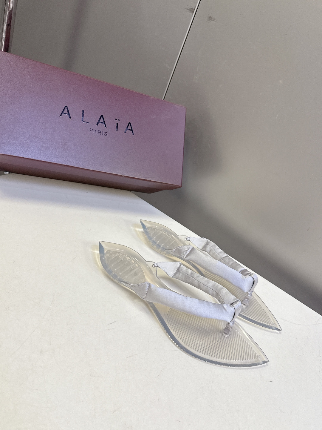 Alaïa阿莱亚春夏最新款夹趾人字拖超多明星网红种草 夹脚处采用了充棉/泡泡纱设计 透明底具有高透的水晶