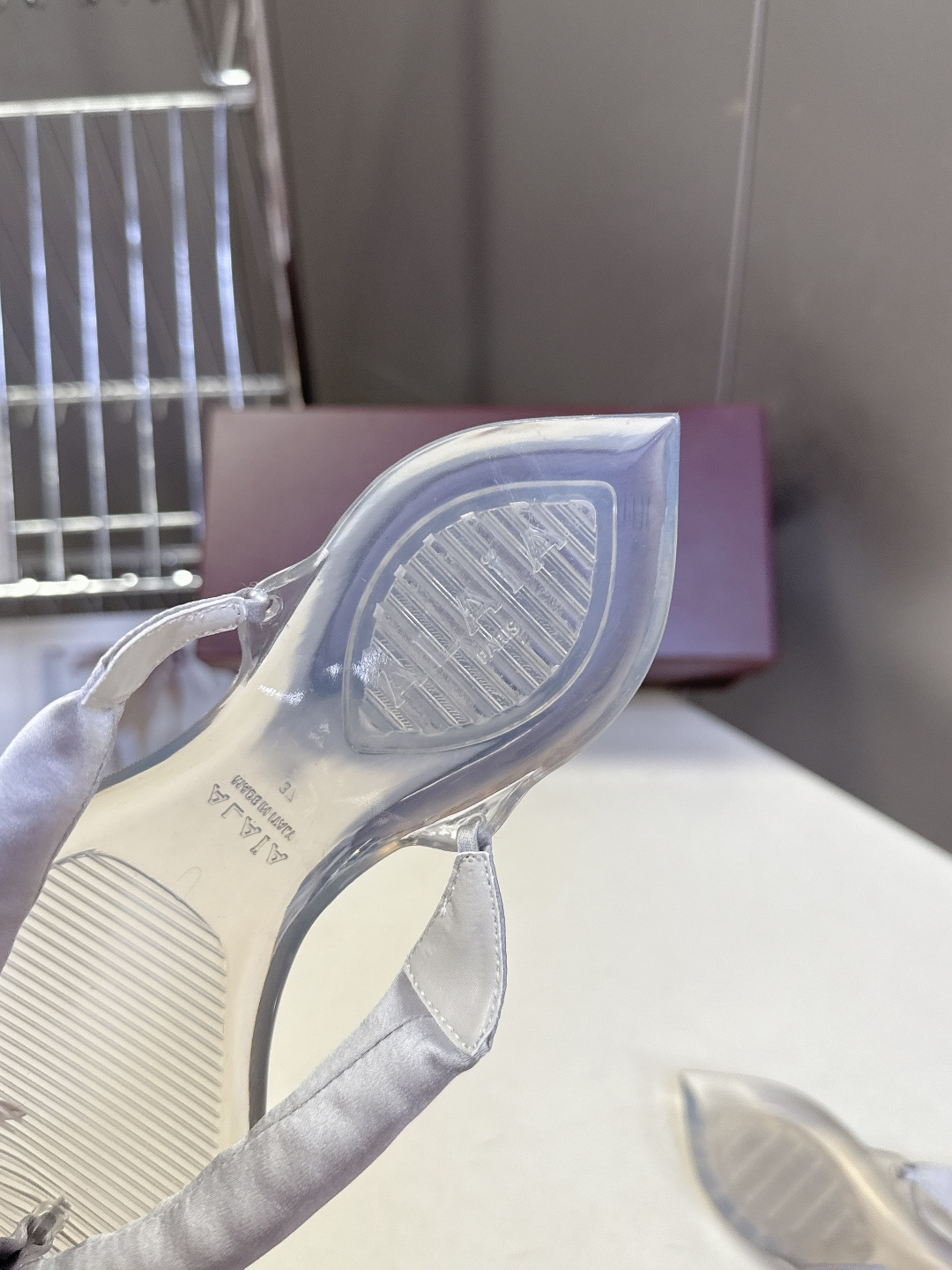 Alaïa阿莱亚春夏最新款夹趾人字拖超多明星网红种草 夹脚处采用了充棉/泡泡纱设计 透明底具有高透的水晶