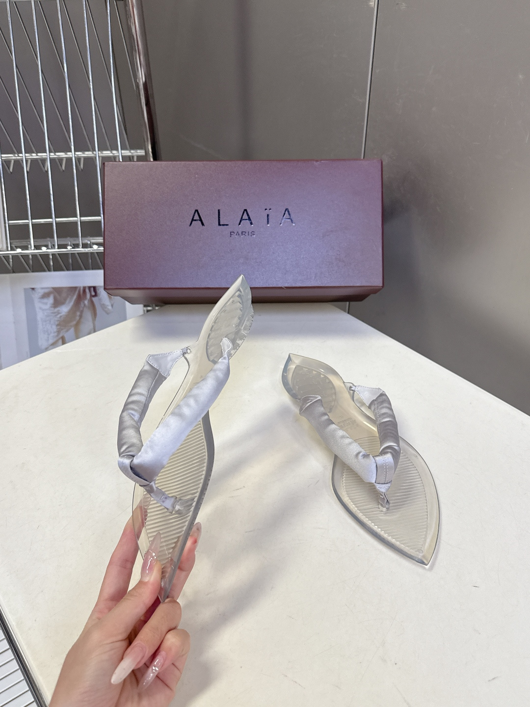 Alaïa阿莱亚春夏最新款夹趾人字拖超多明星网红种草 夹脚处采用了充棉/泡泡纱设计 透明底具有高透的水晶