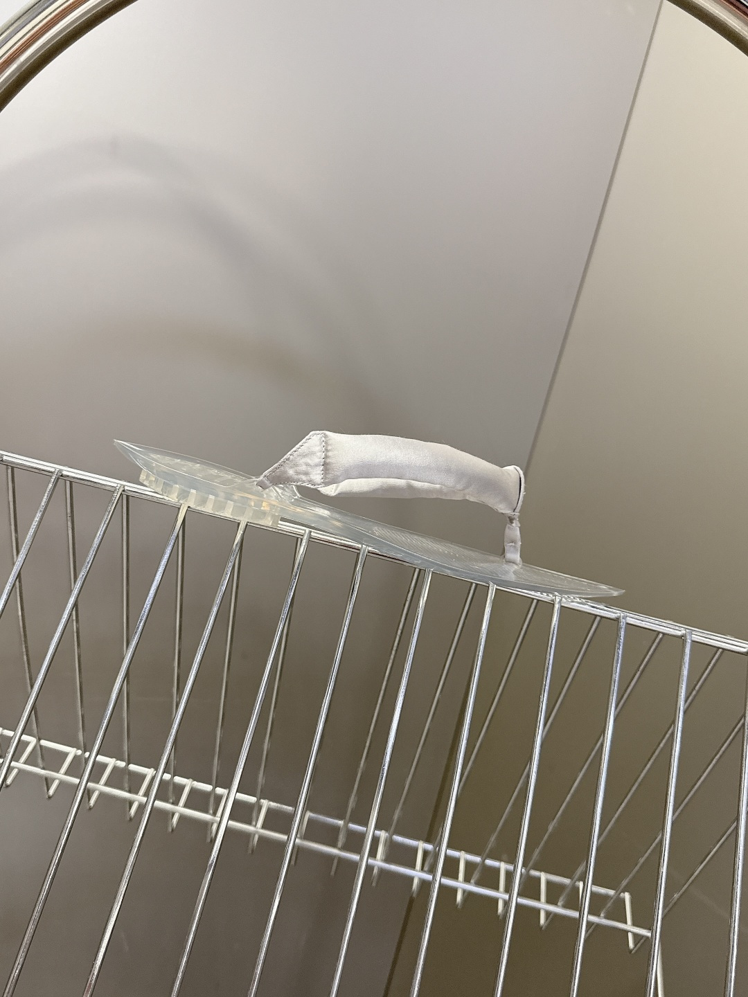 Alaïa阿莱亚春夏最新款夹趾人字拖超多明星网红种草 夹脚处采用了充棉/泡泡纱设计 透明底具有高透的水晶