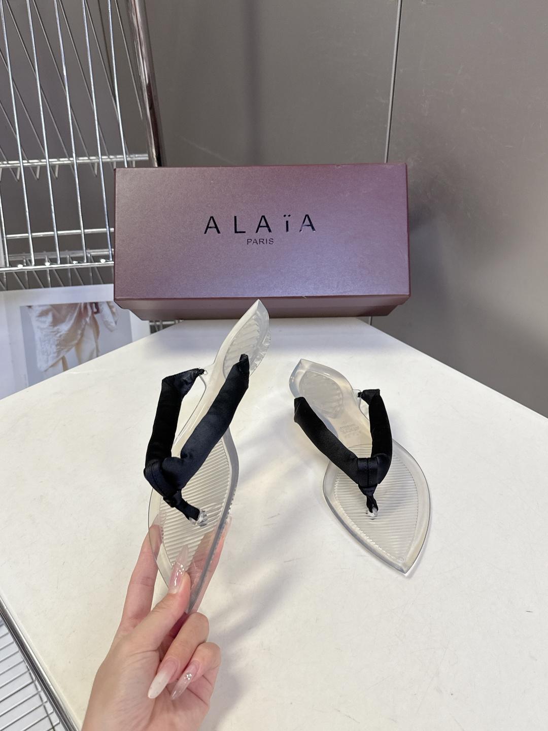 Alaïa阿莱亚春夏最新款夹趾人字拖超多明星网红种草 夹脚处采用了充棉/泡泡纱设计 透明底具有高透的水晶