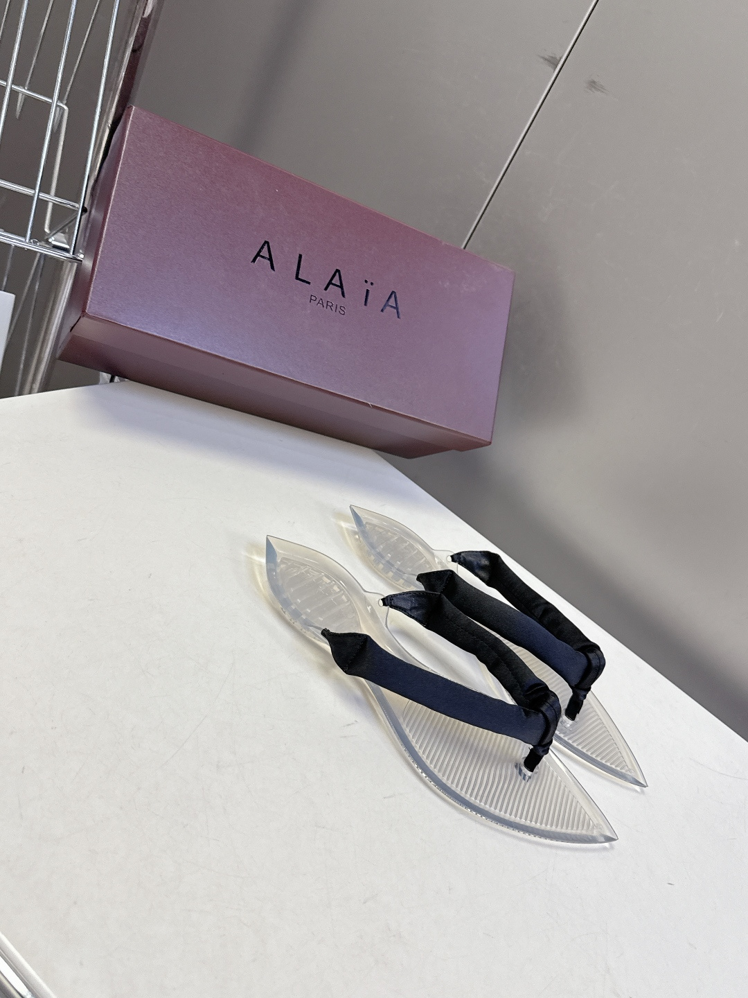 Alaïa阿莱亚春夏最新款夹趾人字拖超多明星网红种草 夹脚处采用了充棉/泡泡纱设计 透明底具有高透的水晶