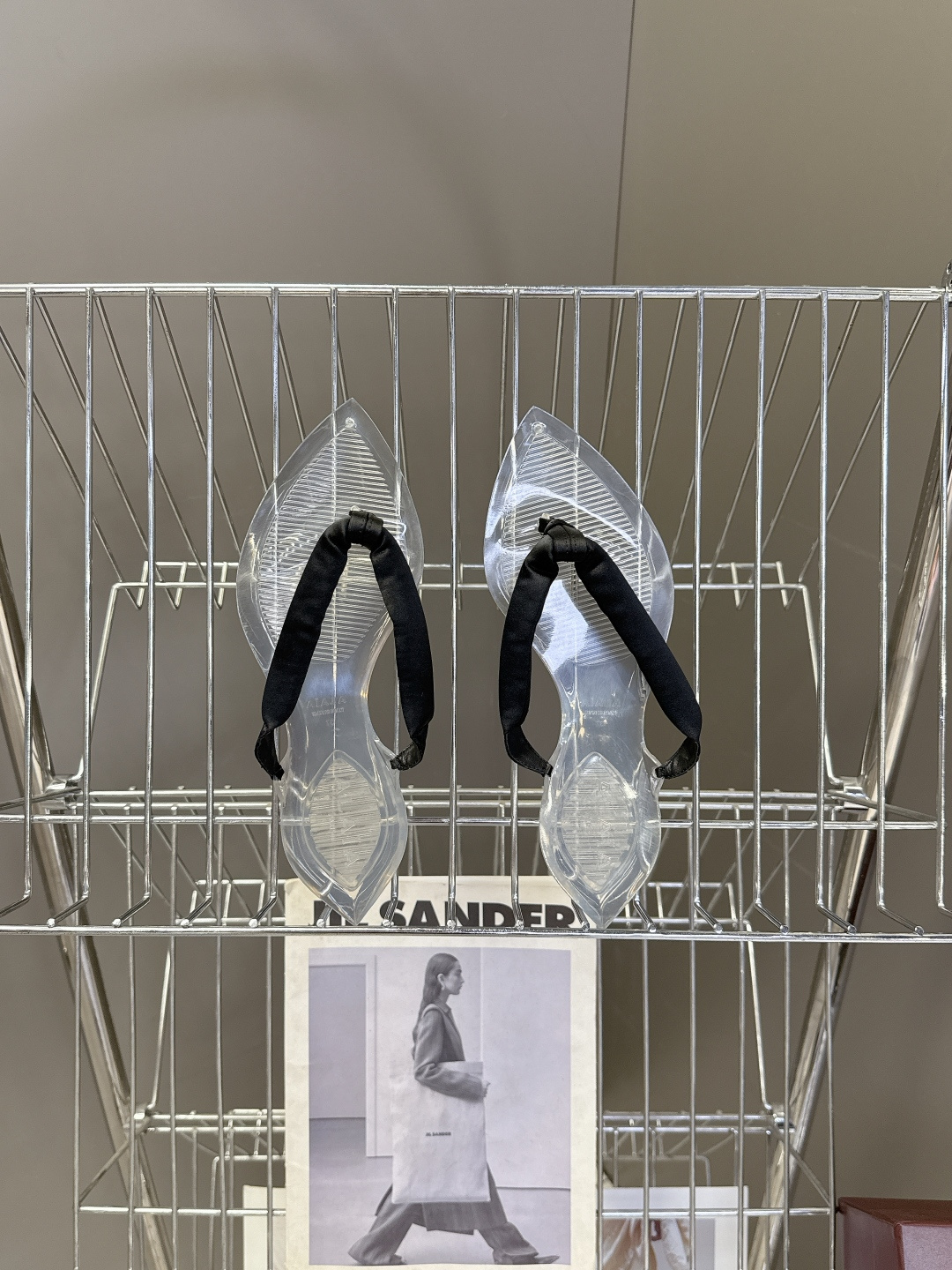 Alaïa阿莱亚春夏最新款夹趾人字拖超多明星网红种草 夹脚处采用了充棉/泡泡纱设计 透明底具有高透的水晶