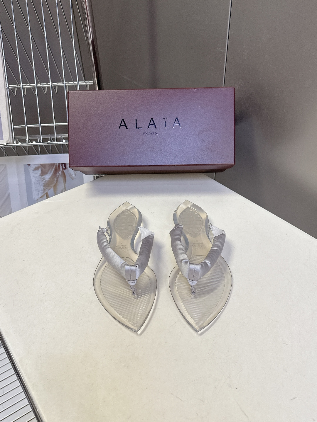 Alaïa阿莱亚春夏最新款夹趾人字拖超多明星网红种草 夹脚处采用了充棉/泡泡纱设计 透明底具有高透的水晶