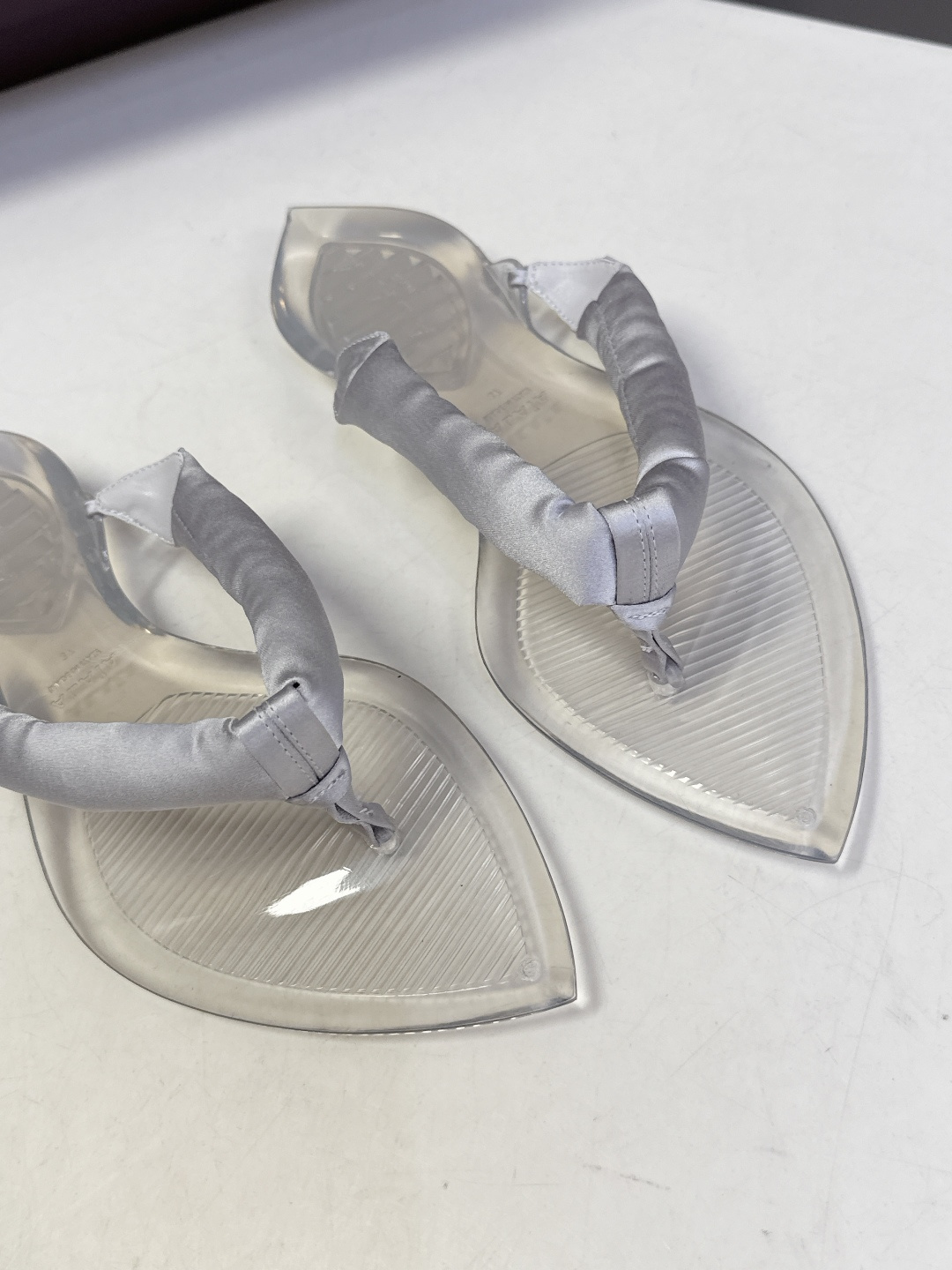 Alaïa阿莱亚春夏最新款夹趾人字拖超多明星网红种草 夹脚处采用了充棉/泡泡纱设计 透明底具有高透的水晶