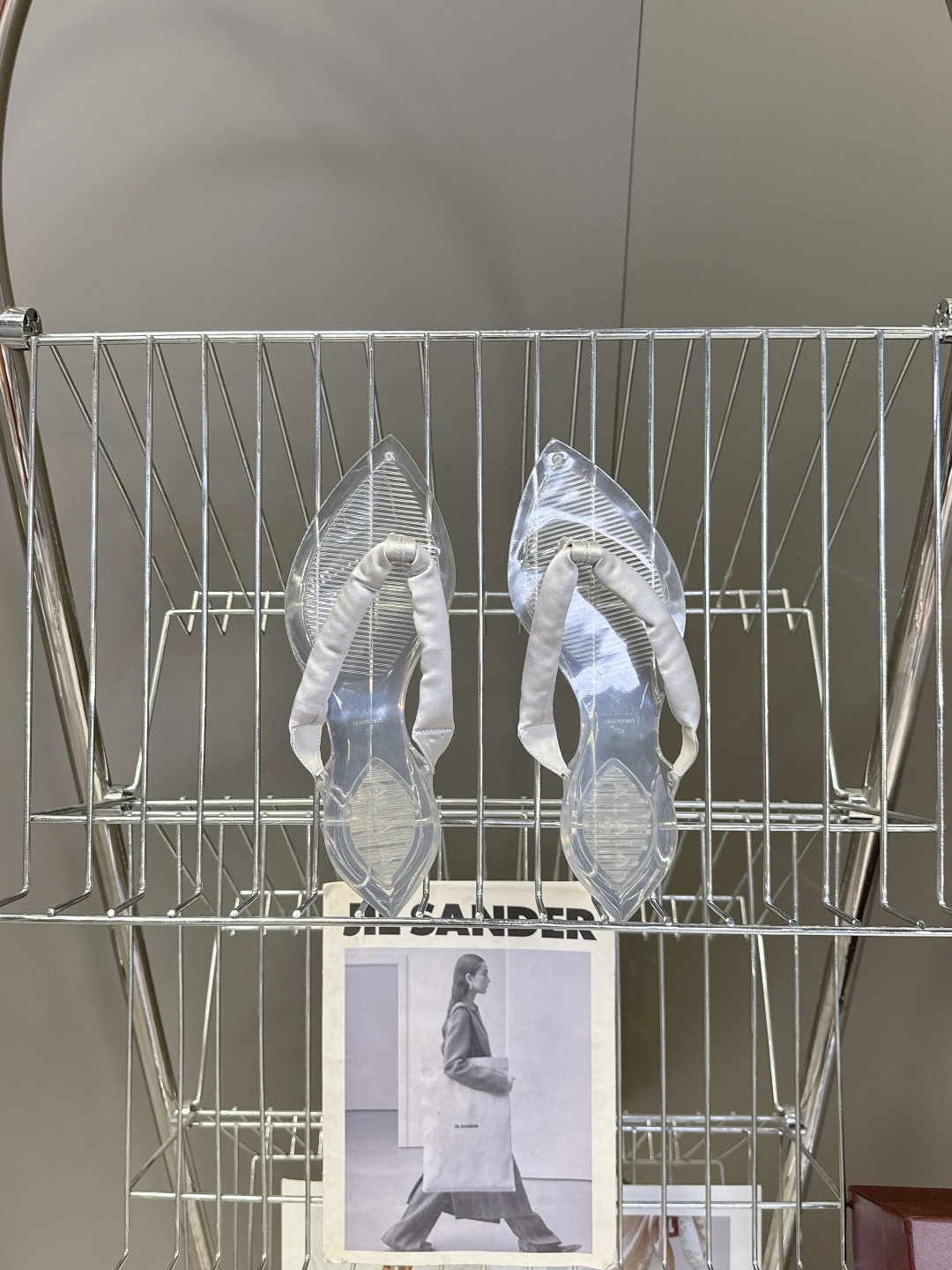 Alaïa阿莱亚春夏最新款夹趾人字拖超多明星网红种草 夹脚处采用了充棉/泡泡纱设计 透明底具有高透的水晶