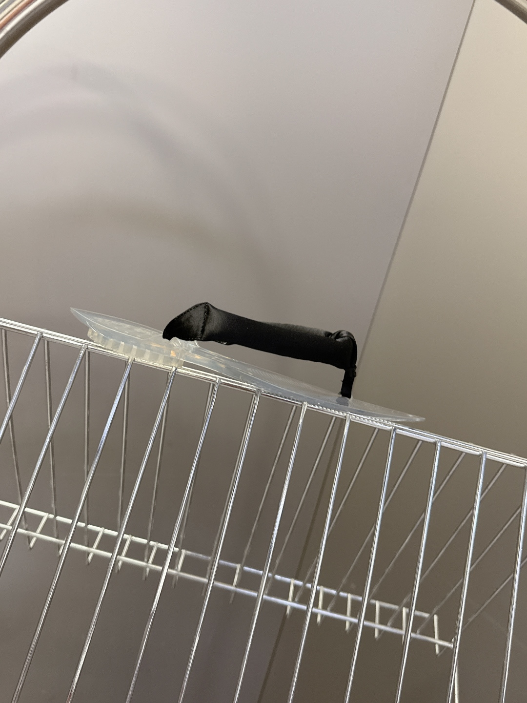 Alaïa阿莱亚春夏最新款夹趾人字拖超多明星网红种草 夹脚处采用了充棉/泡泡纱设计 透明底具有高透的水晶