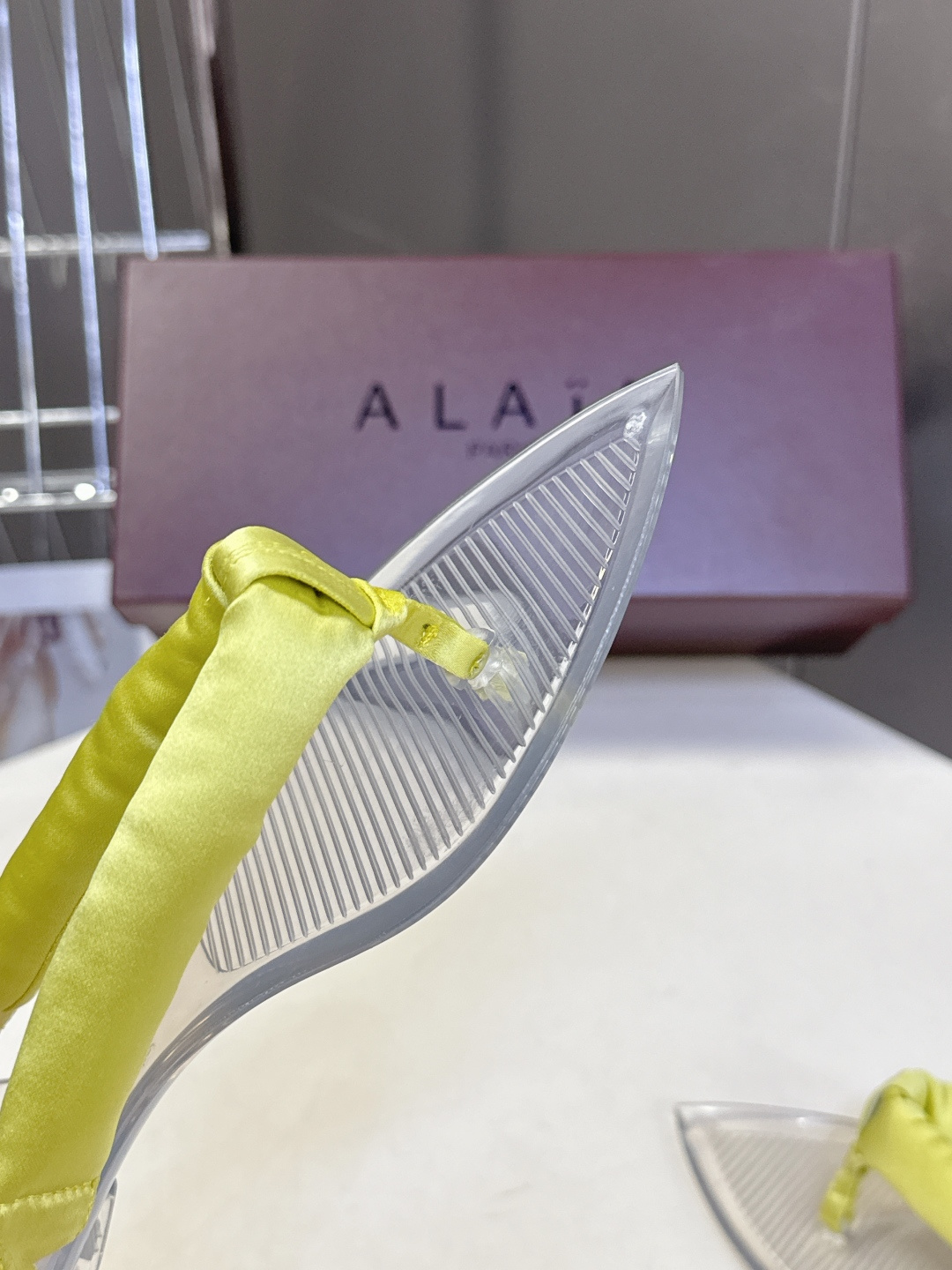 Alaïa阿莱亚春夏最新款夹趾人字拖超多明星网红种草 夹脚处采用了充棉/泡泡纱设计 透明底具有高透的水晶