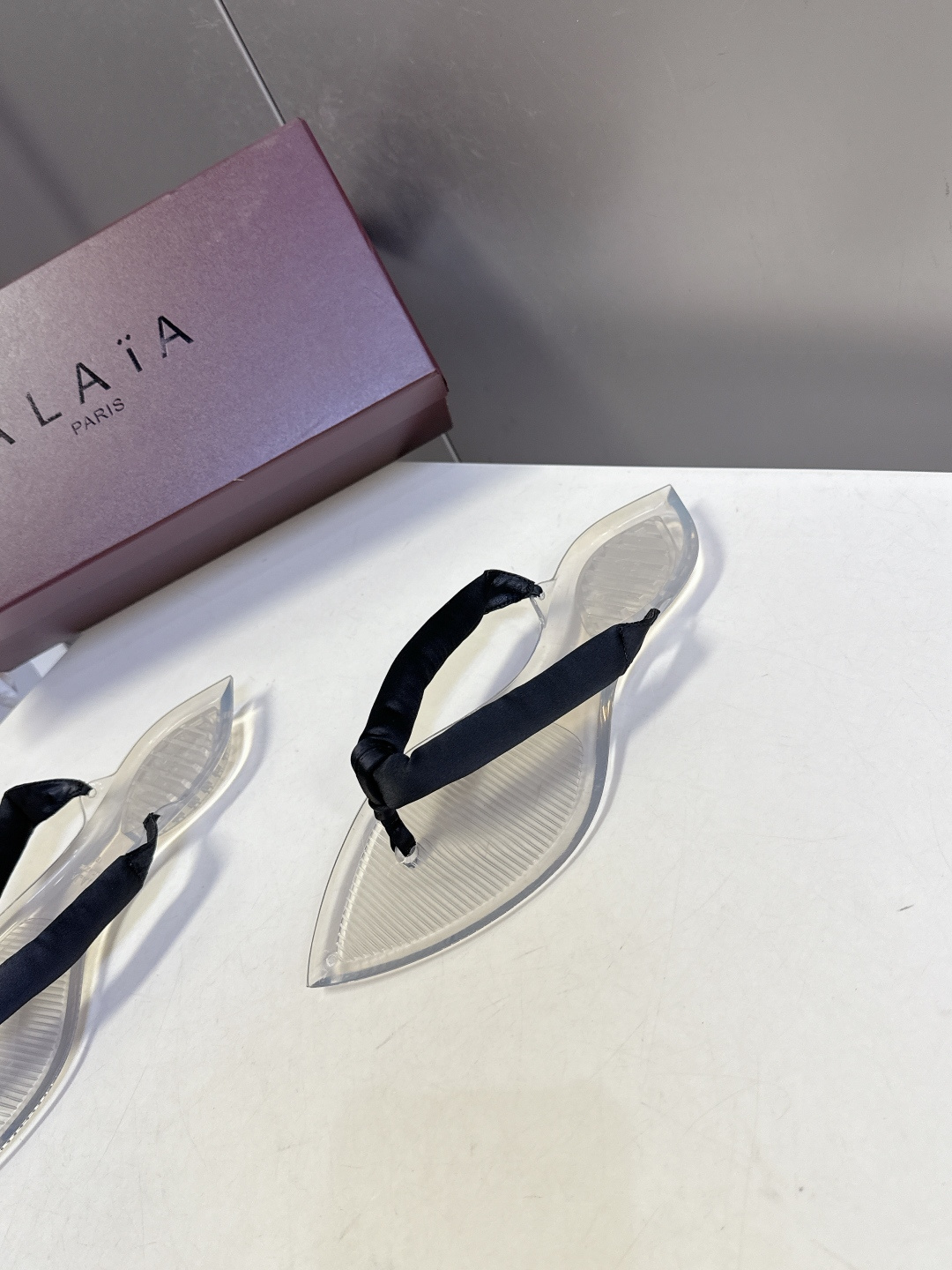 Alaïa阿莱亚春夏最新款夹趾人字拖超多明星网红种草 夹脚处采用了充棉/泡泡纱设计 透明底具有高透的水晶