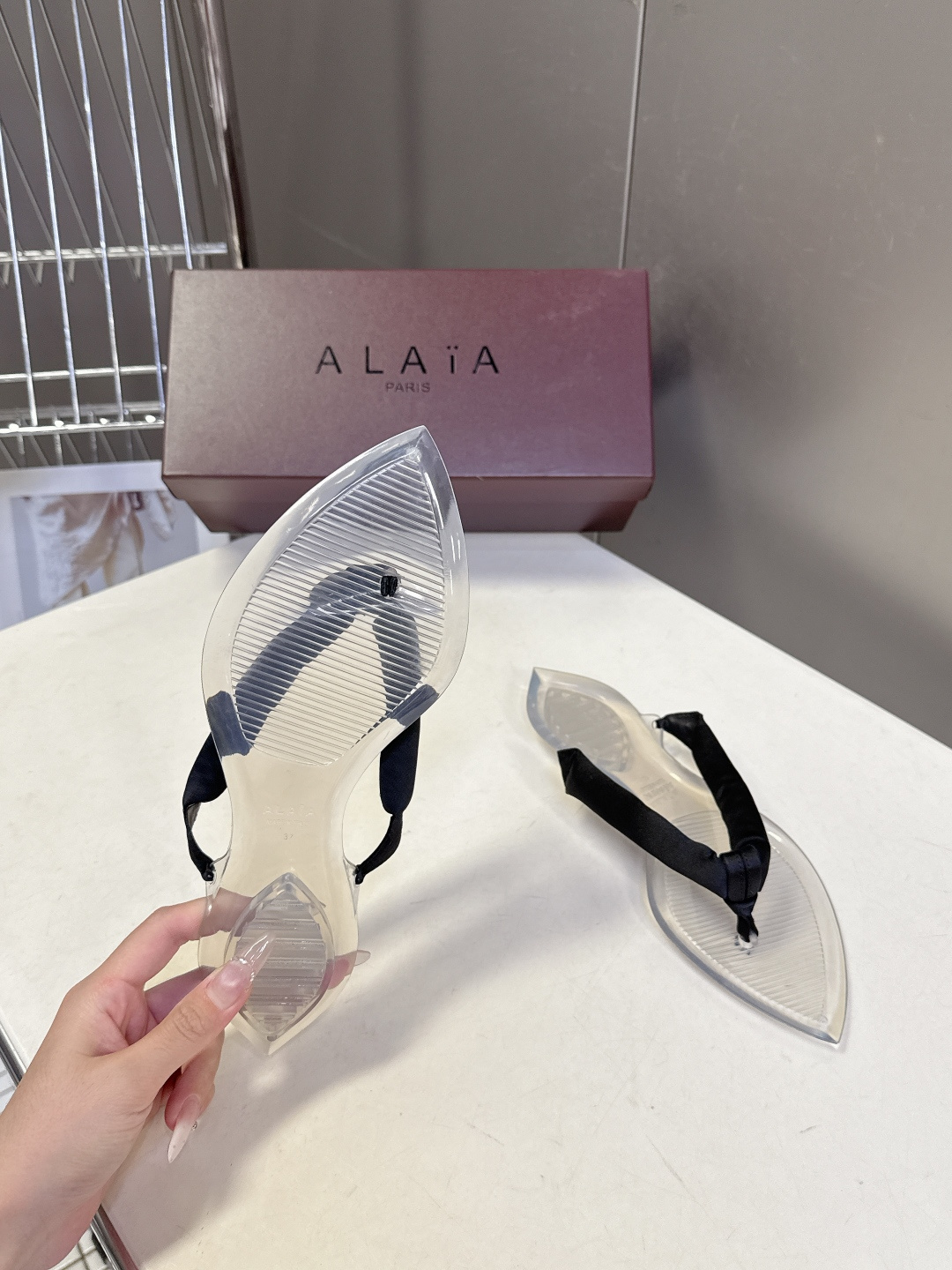 Alaïa阿莱亚春夏最新款夹趾人字拖超多明星网红种草 夹脚处采用了充棉/泡泡纱设计 透明底具有高透的水晶