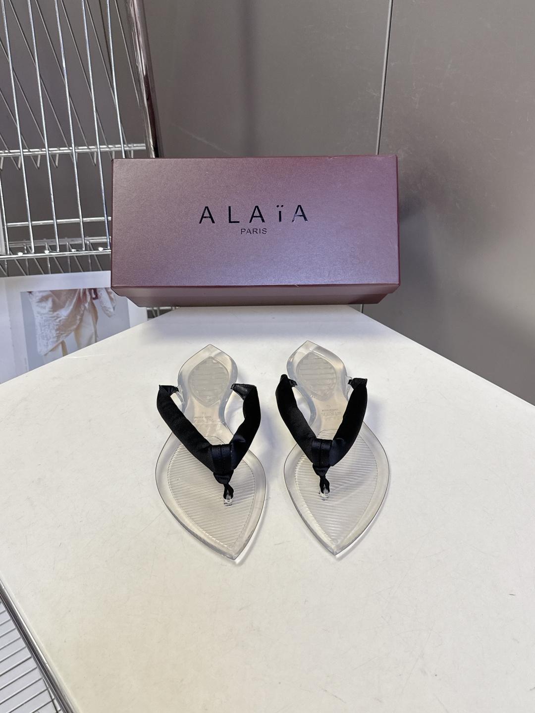 Alaïa阿莱亚春夏最新款夹趾人字拖超多明星网红种草 夹脚处采用了充棉/泡泡纱设计 透明底具有高透的水晶