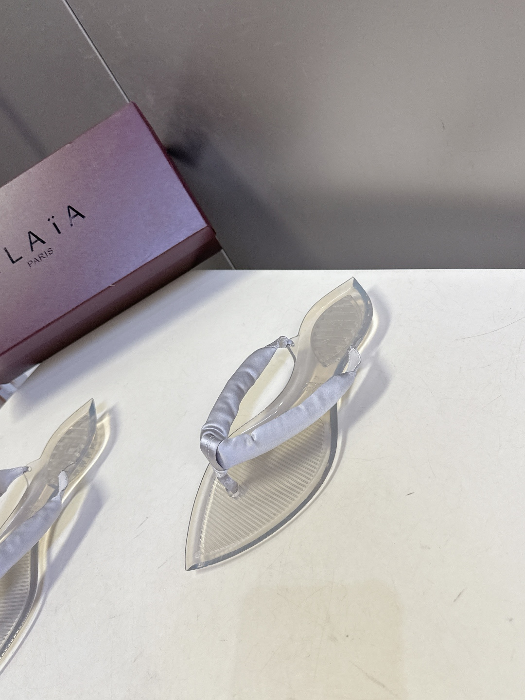 Alaïa阿莱亚春夏最新款夹趾人字拖超多明星网红种草 夹脚处采用了充棉/泡泡纱设计 透明底具有高透的水晶