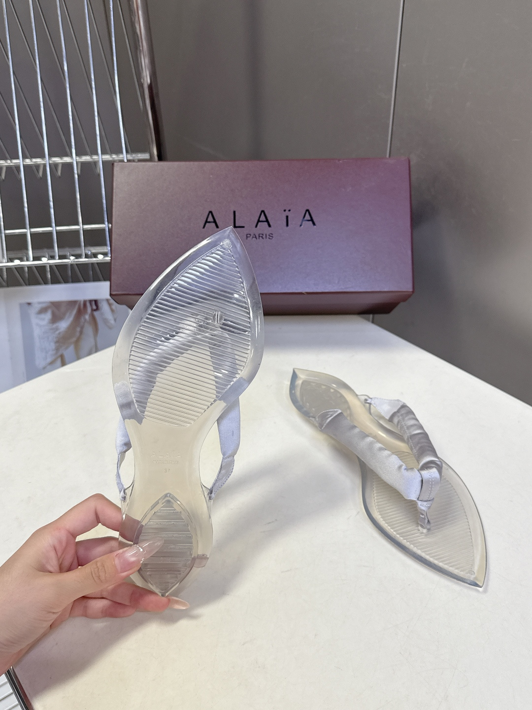 Alaïa阿莱亚春夏最新款夹趾人字拖超多明星网红种草 夹脚处采用了充棉/泡泡纱设计 透明底具有高透的水晶