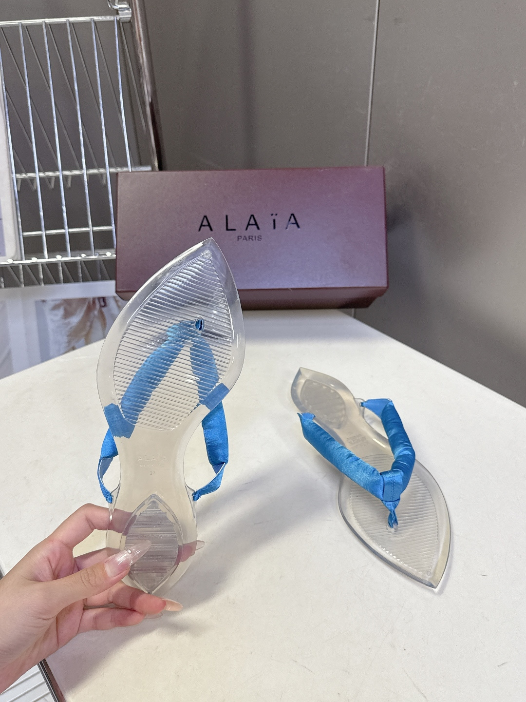 Alaïa阿莱亚春夏最新款夹趾人字拖超多明星网红种草 夹脚处采用了充棉/泡泡纱设计 透明底具有高透的水晶