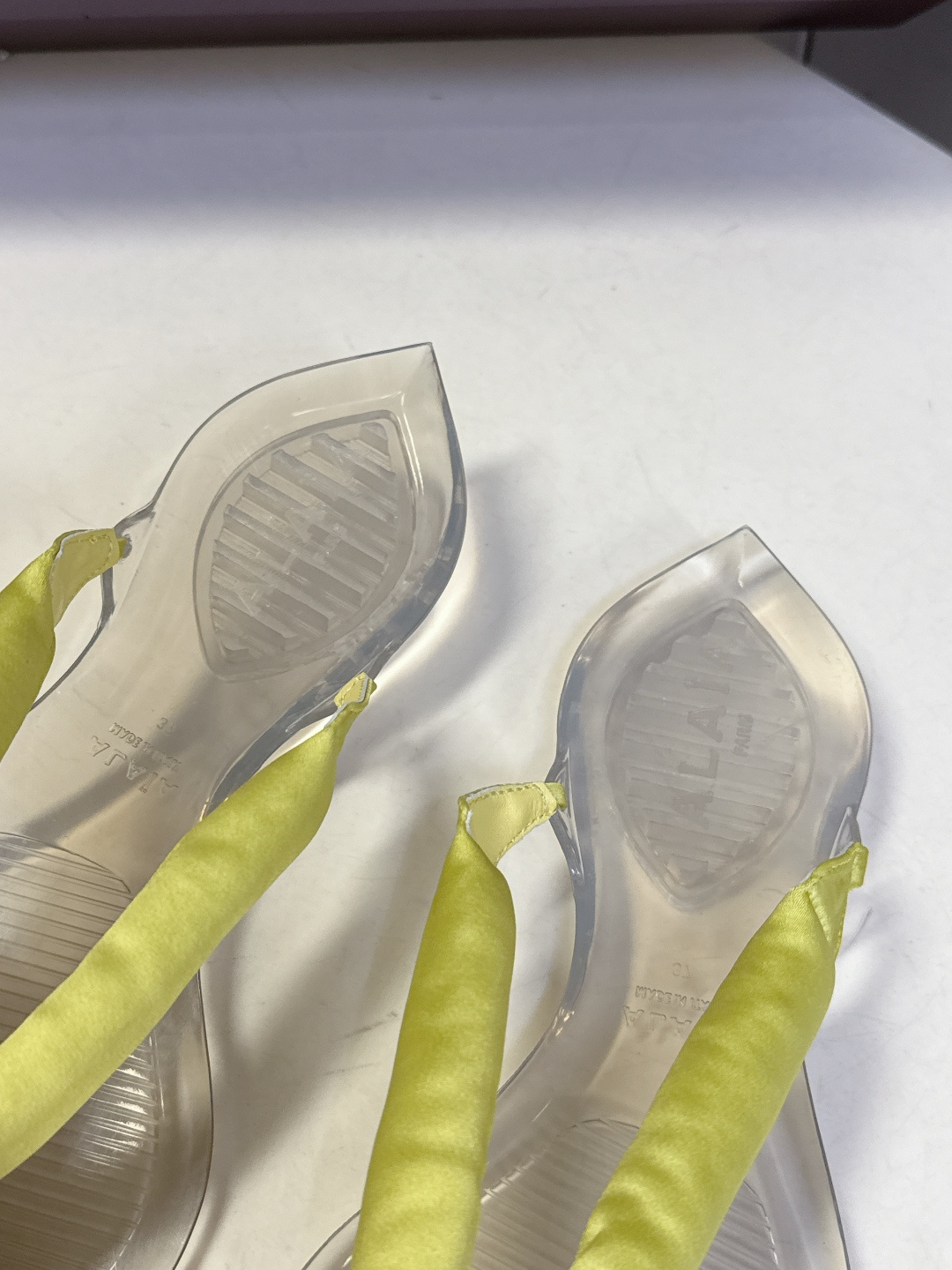 Alaïa阿莱亚春夏最新款夹趾人字拖超多明星网红种草 夹脚处采用了充棉/泡泡纱设计 透明底具有高透的水晶