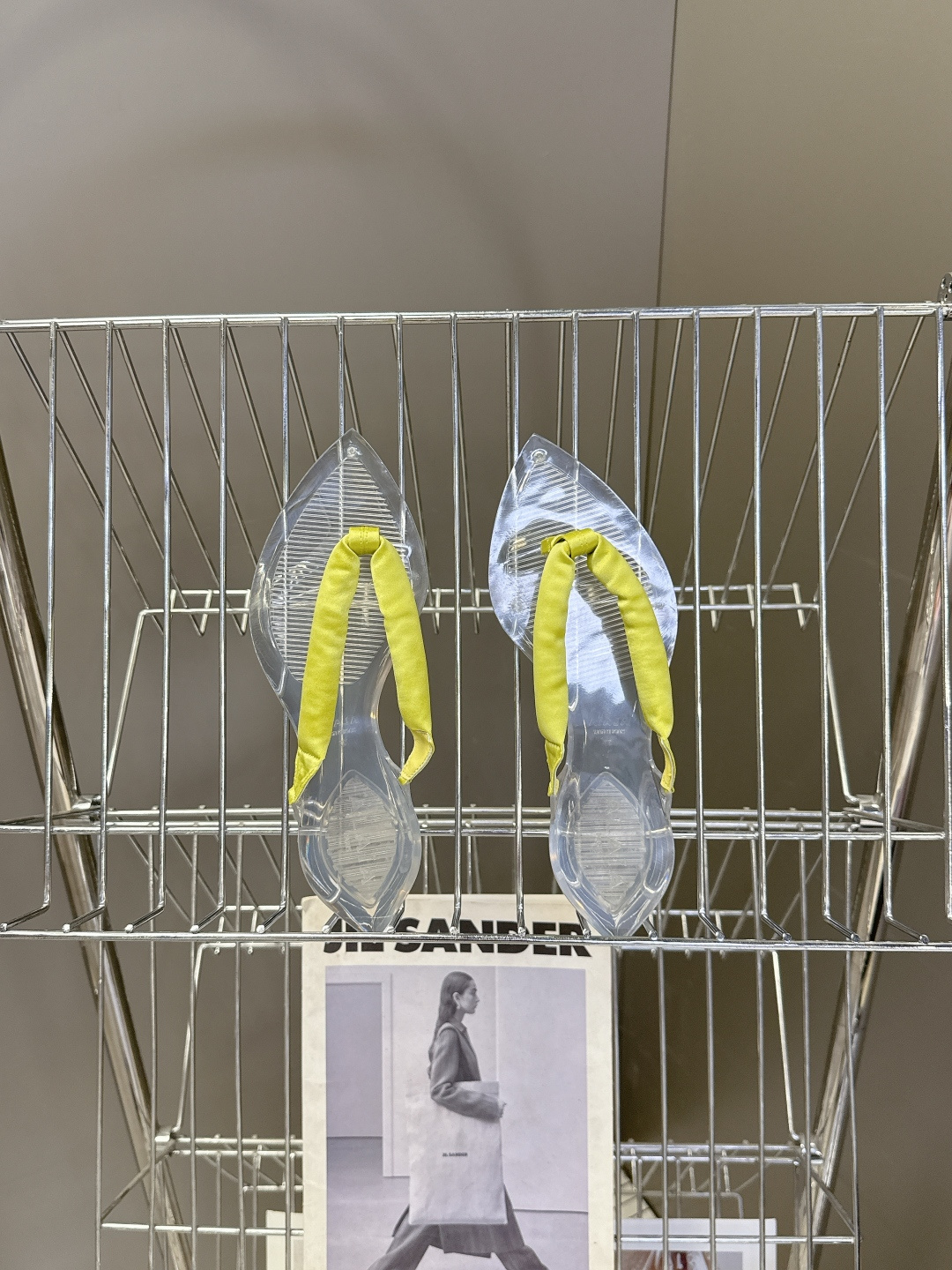 Alaïa阿莱亚春夏最新款夹趾人字拖超多明星网红种草 夹脚处采用了充棉/泡泡纱设计 透明底具有高透的水晶