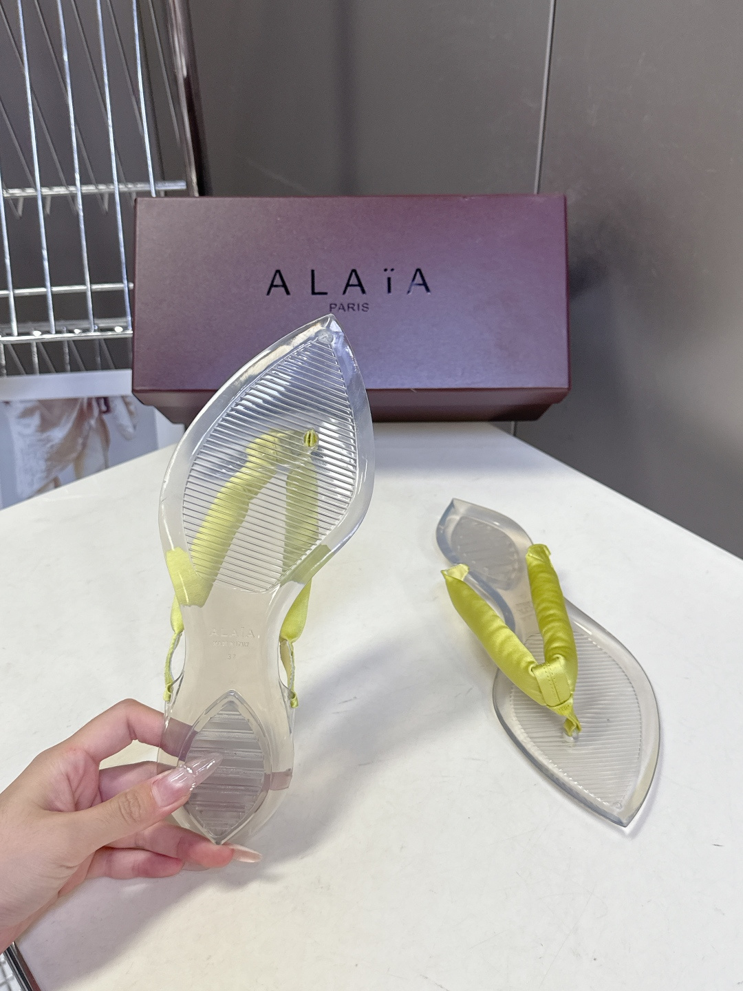 Alaïa阿莱亚春夏最新款夹趾人字拖超多明星网红种草 夹脚处采用了充棉/泡泡纱设计 透明底具有高透的水晶