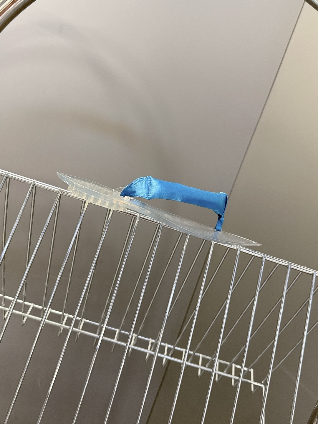 Alaïa阿莱亚春夏最新款夹趾人字拖超多明星网红种草 夹脚处采用了充棉/泡泡纱设计 透明底具有高透的水晶