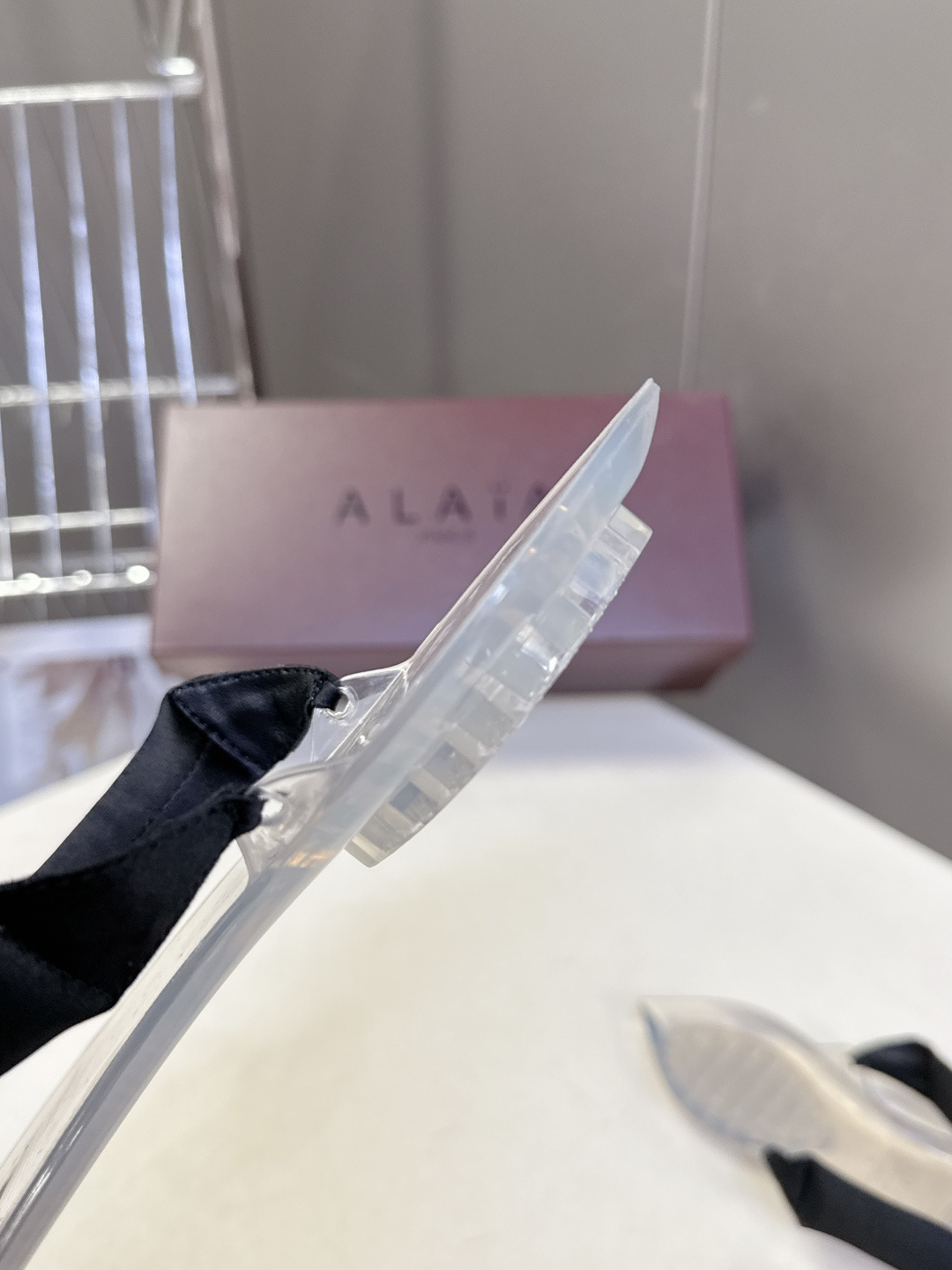 Alaïa阿莱亚春夏最新款夹趾人字拖超多明星网红种草 夹脚处采用了充棉/泡泡纱设计 透明底具有高透的水晶