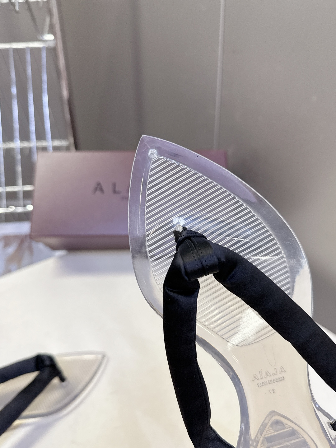 Alaïa阿莱亚春夏最新款夹趾人字拖超多明星网红种草 夹脚处采用了充棉/泡泡纱设计 透明底具有高透的水晶