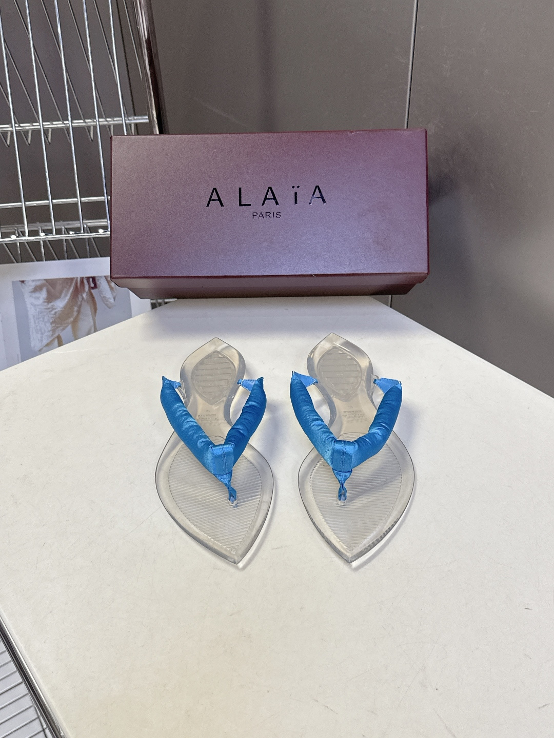 Alaïa阿莱亚春夏最新款夹趾人字拖超多明星网红种草 夹脚处采用了充棉/泡泡纱设计 透明底具有高透的水晶