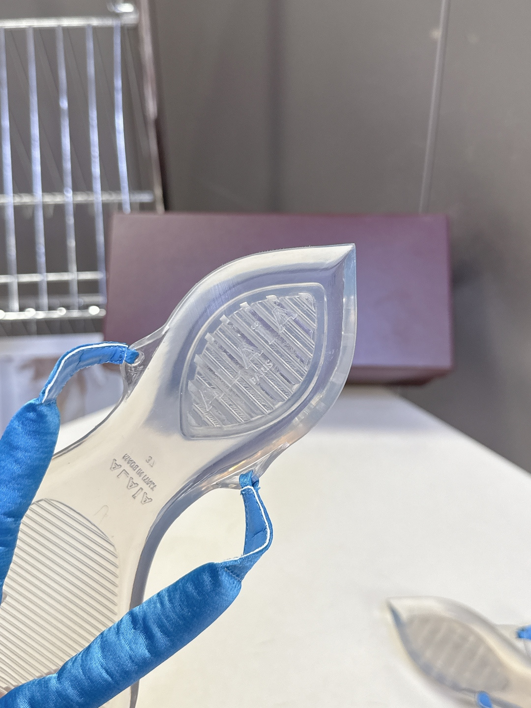 Alaïa阿莱亚春夏最新款夹趾人字拖超多明星网红种草 夹脚处采用了充棉/泡泡纱设计 透明底具有高透的水晶